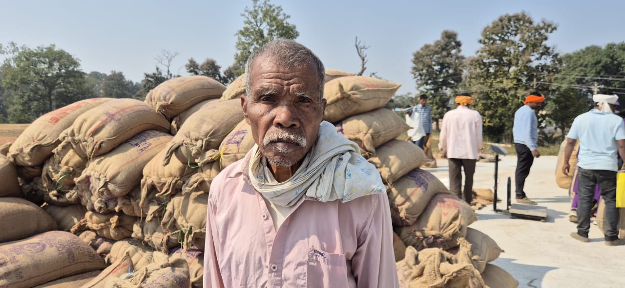 अम्बागढ़ चौकी के कलकसा के किसान धनेश राम ने स्वयं के मोबाइल से कटा टोकन, जताई खुशी