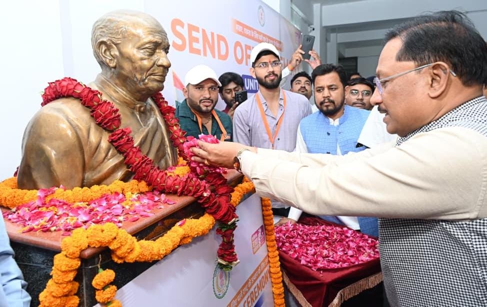 मुख्यमंत्री श्री विष्णुदेव साय ने यूनिटी मार्च के लिए राज्य के 68 युवाओं के दल को हरी झंडी दिखाकर किया रवाना