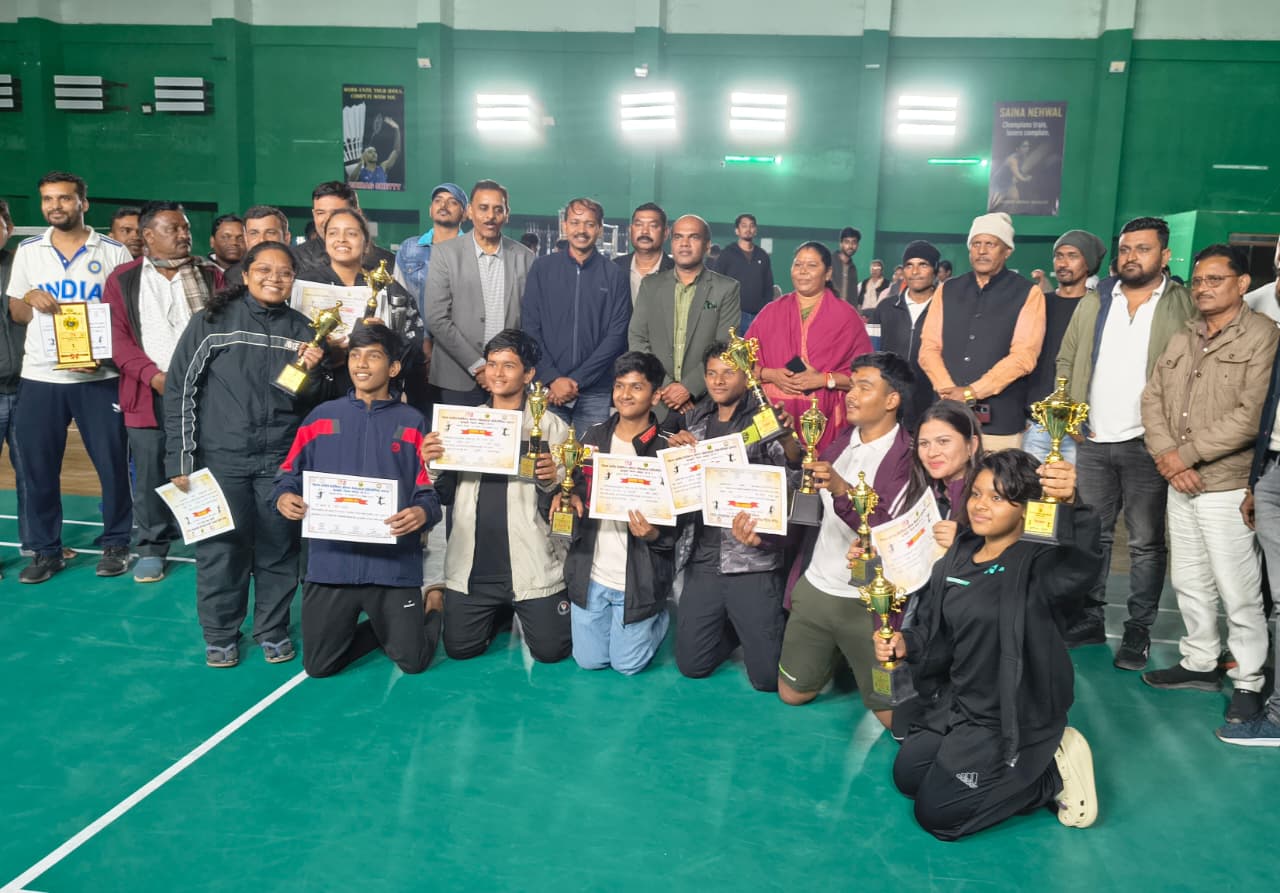 कुनकुरी में जिला स्तरीय बैडमिंटन प्रतियोगिता का समापन - मुख्य अतिथि विधायक गोमती साय ने विजेताओं को किया पुरस्कृत