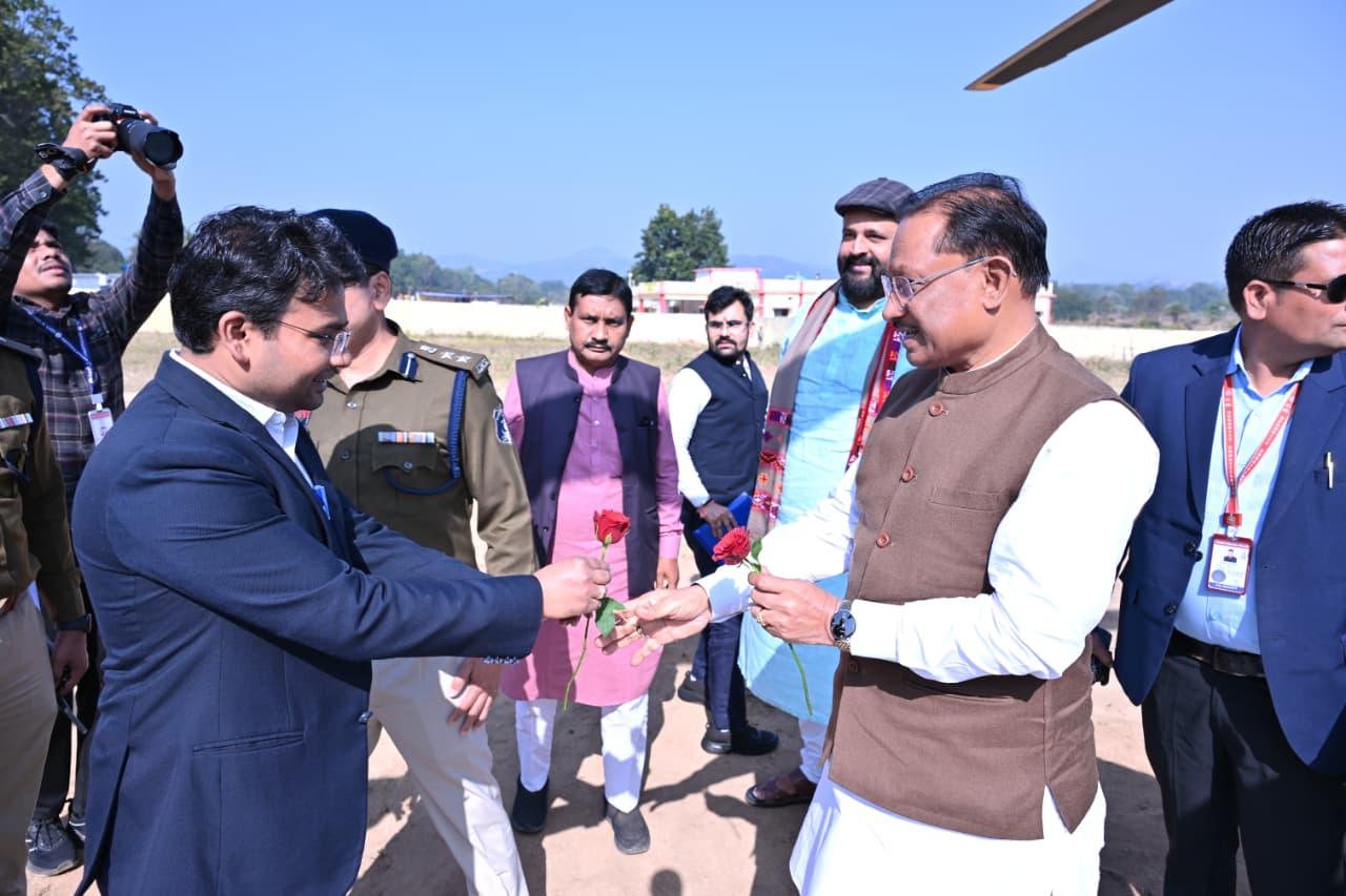 मुख्यमंत्री श्री विष्णुदेव साय नारायणपुर पहुंचे, हेलीपैड पर हुआ आत्मीय स्वागत
