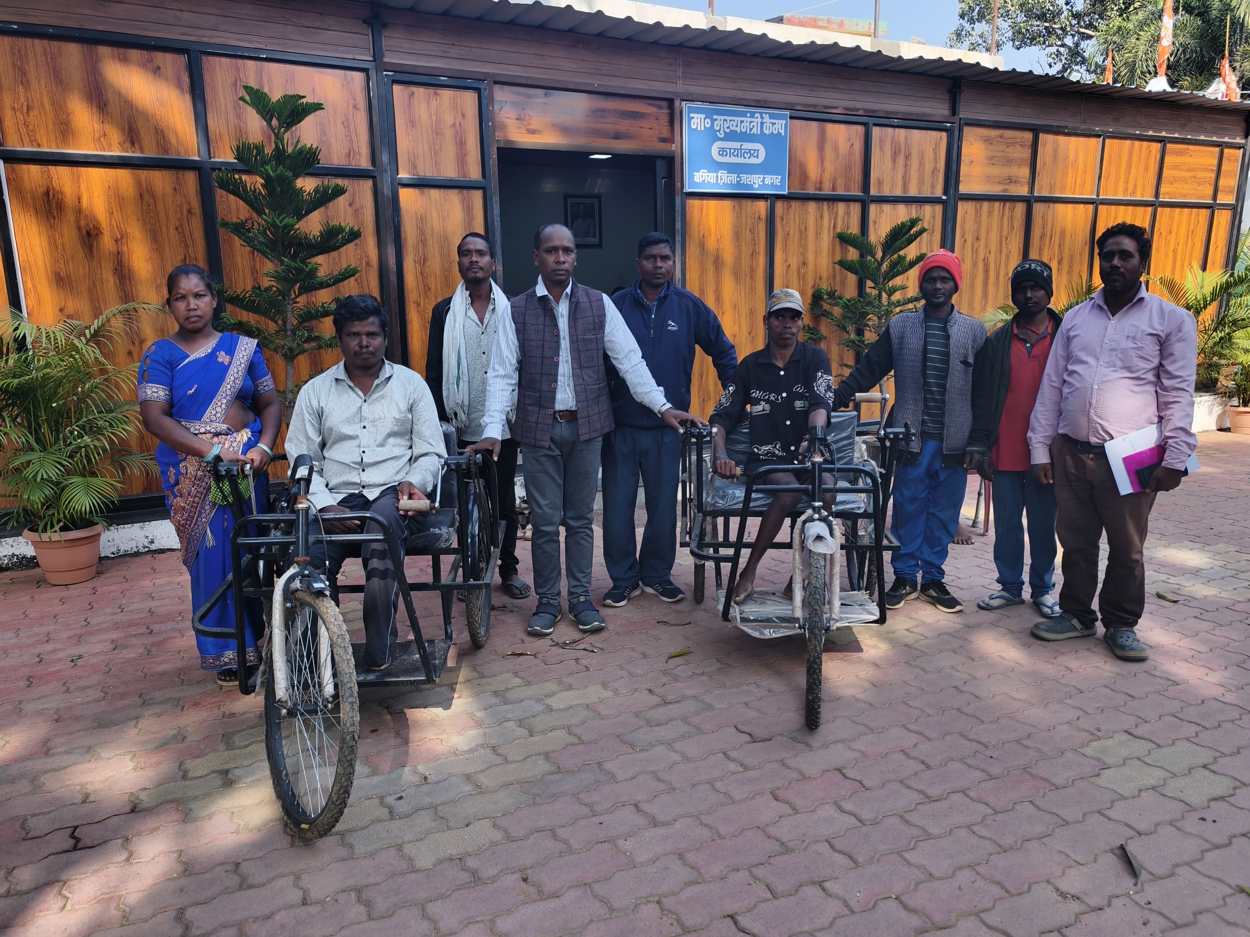 मुख्यमंत्री कैंप कार्यालय में दिव्यांग नंदलाल और विनीत को प्रदान किया गया ट्राई सायकल,खुशी जाहिर कर मुख्यमंत्री को दिया धन्यवाद