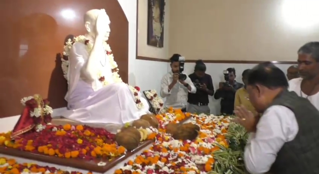 मुख्यमंत्री श्री साय ग्राम बनोरा स्थित अघोर गुरुपीठ में गुरु दर्शन कर लिया आशीर्वाद,प्रदेश की सुख, समृद्धि और खुशहाली की कामना