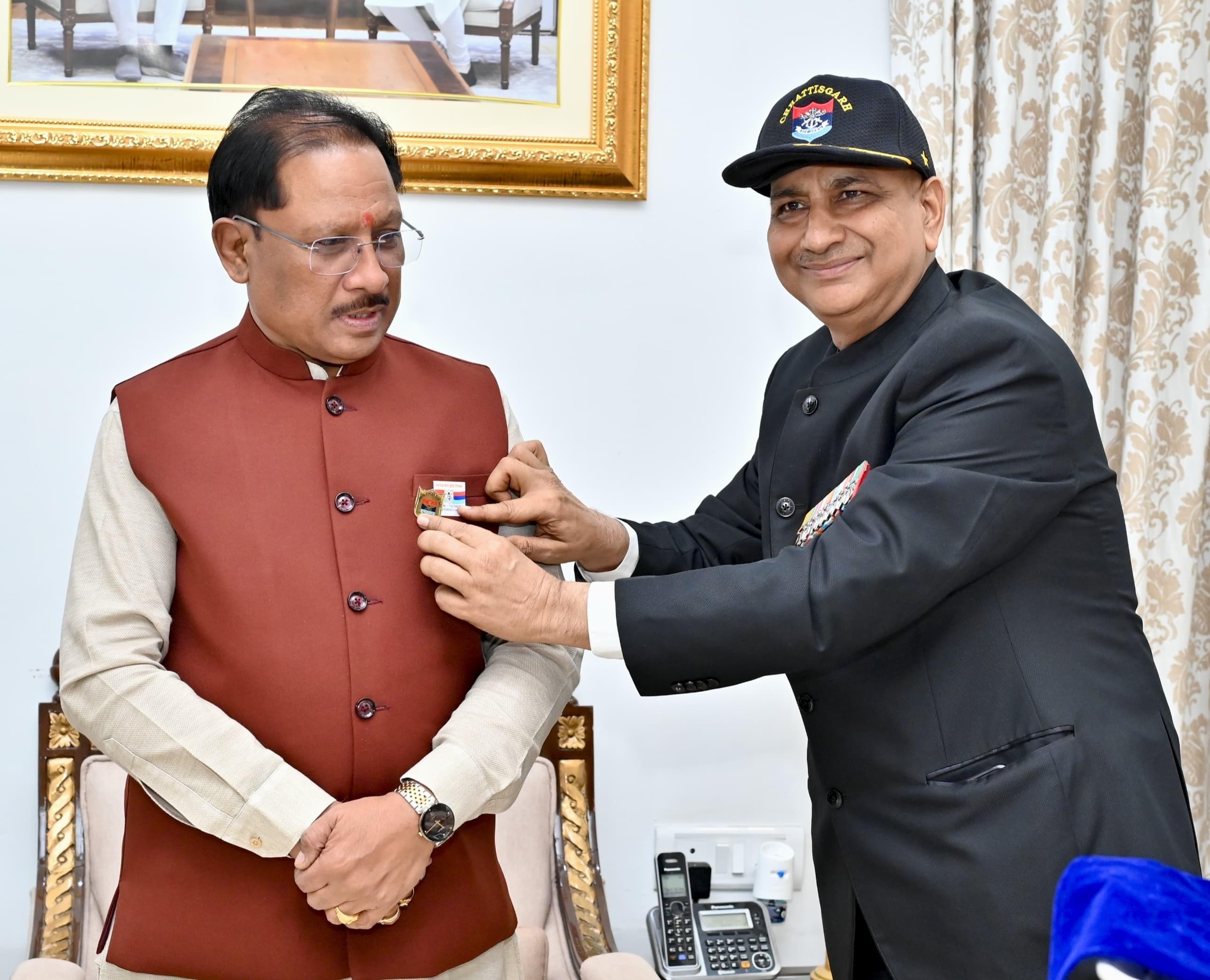 सशस्त्र सेना झंडा दिवस पर मुख्यमंत्री ने सैनिकों एवं शहीद परिवारों के कल्याण हेतु किया अंशदान