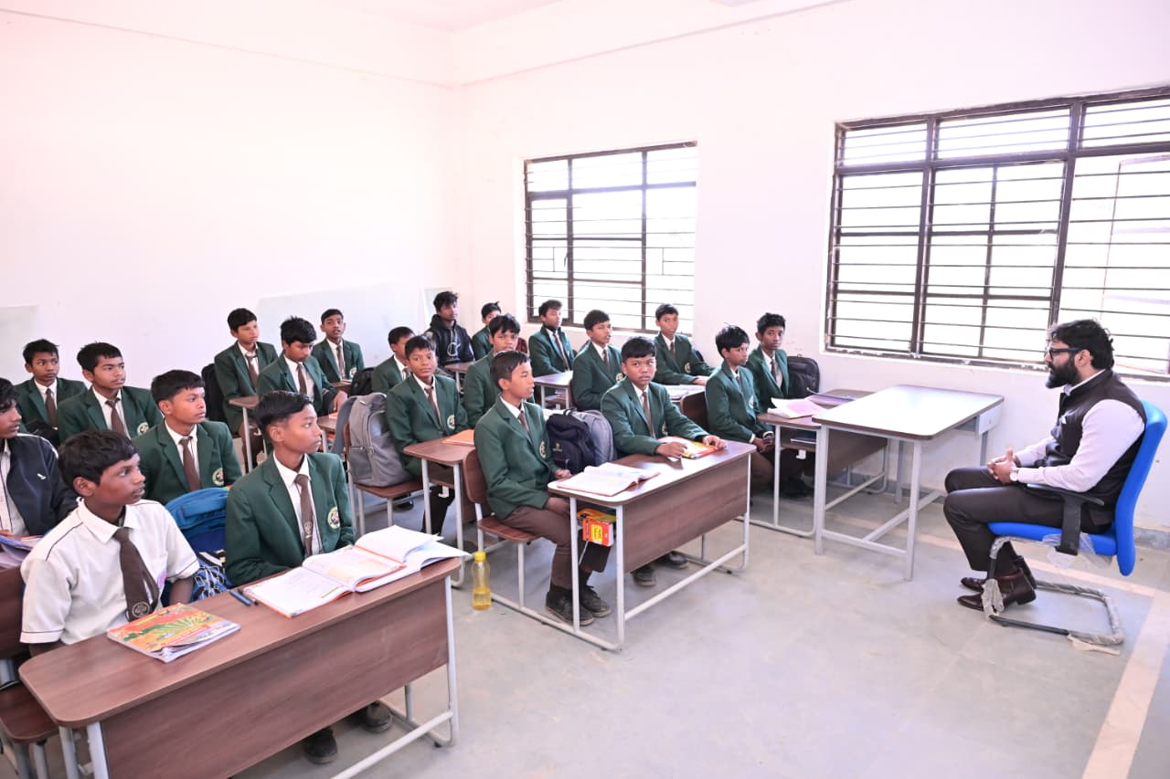 कलेक्टर रोहित व्यास ने एकलव्य विद्यालय का किया निरीक्षण, बच्चों को पढ़ाया पानीपत युद्ध का पाठ