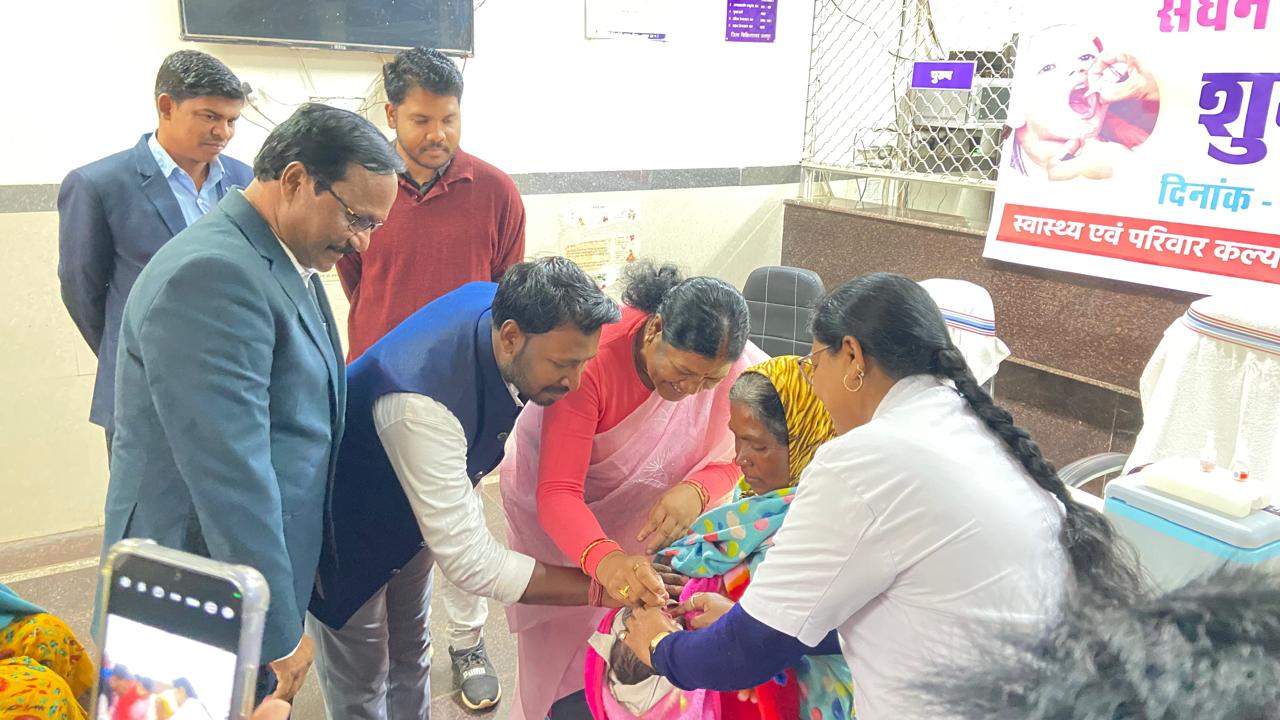 जशपुर में प्लस पोलियों अभियान: विधायक रायमुनी भगत ने बच्चों को पिलाई दो बूंद पोलियो की दवा