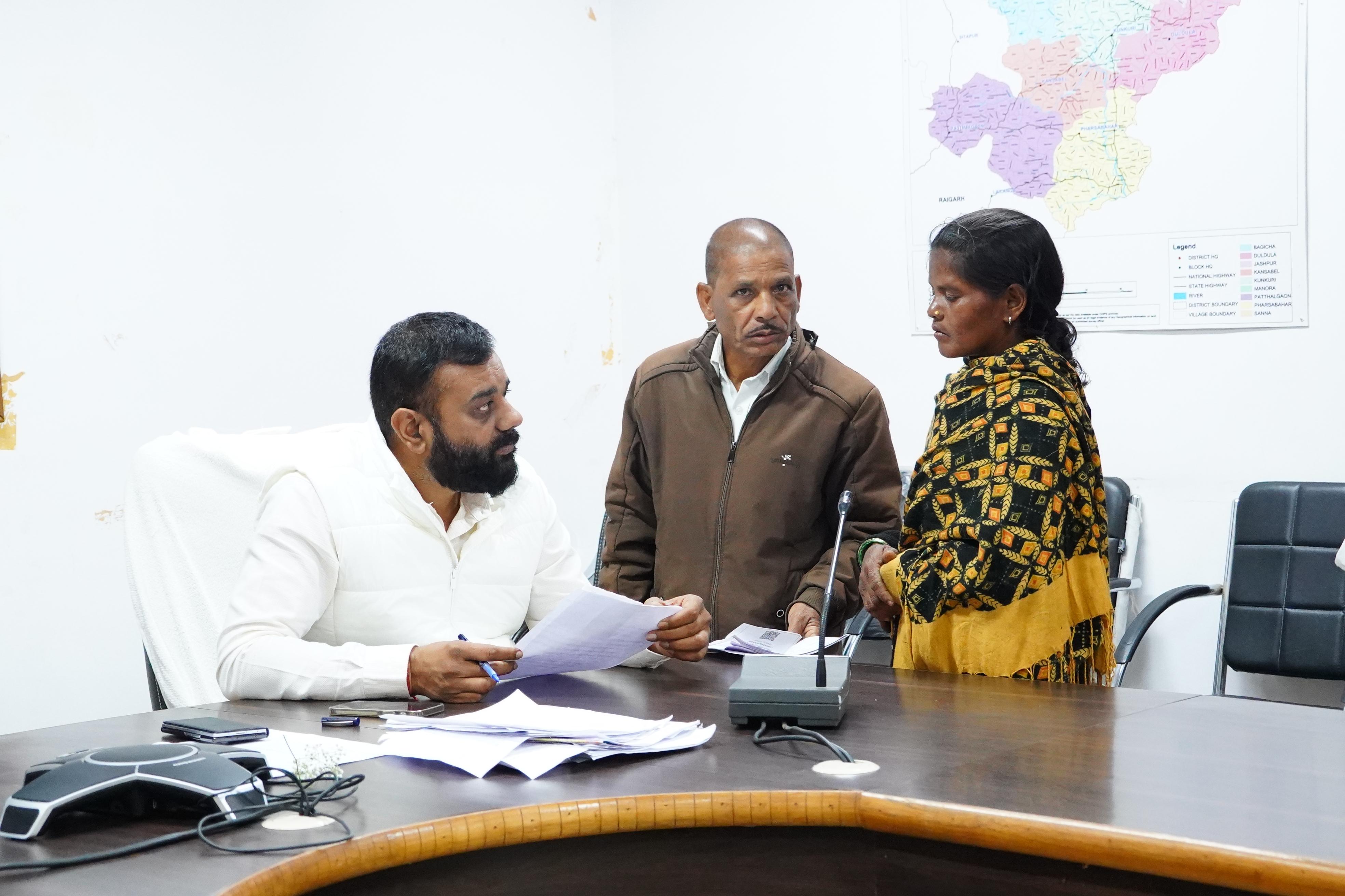 डिप्टी कलेक्टर श्री हरिओम द्विवेदी ने जनदर्शन में सुनी आमजन की समस्याएँ, समयबद्ध एवं पारदर्शी निराकरण के दिए निर्देश