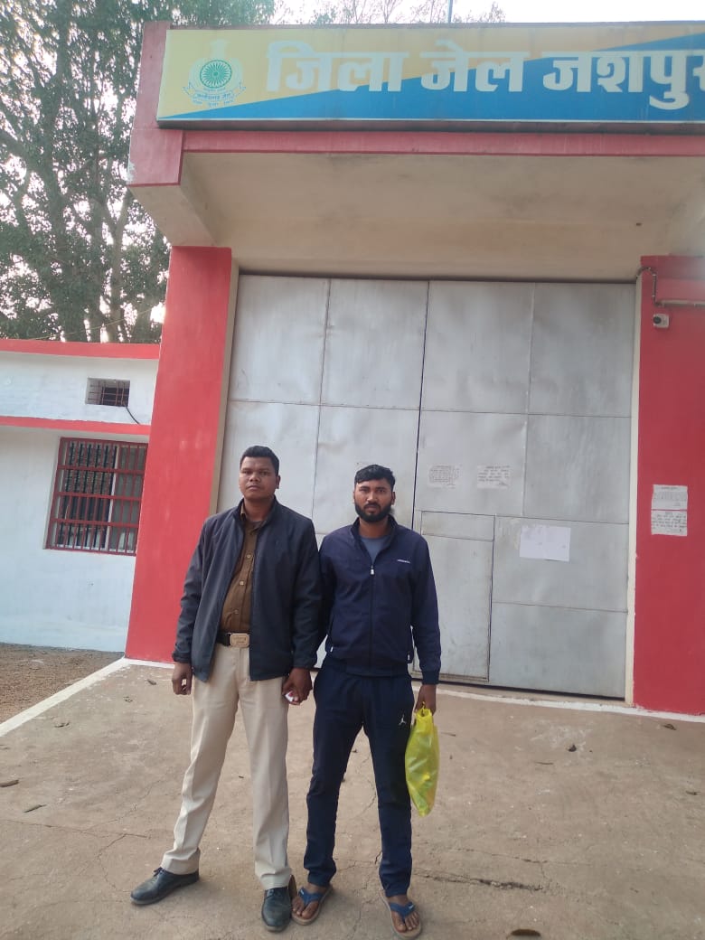 जशपुर पुलिस ने बालछापर में&nbsp; 13 लाख की लूट का किया पर्दाफाश, एक आरोपी गिरफ्तार,अन्य आरोपियों की तलाश जारी