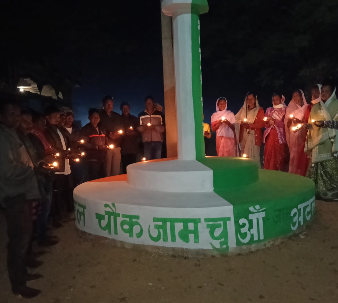 भारत रत्न अटल जी के जन्मदिवस की पूर्व संध्या पर भाजपा कार्यकर्ताओं ने दीप प्रज्ज्वलन कर किया याद