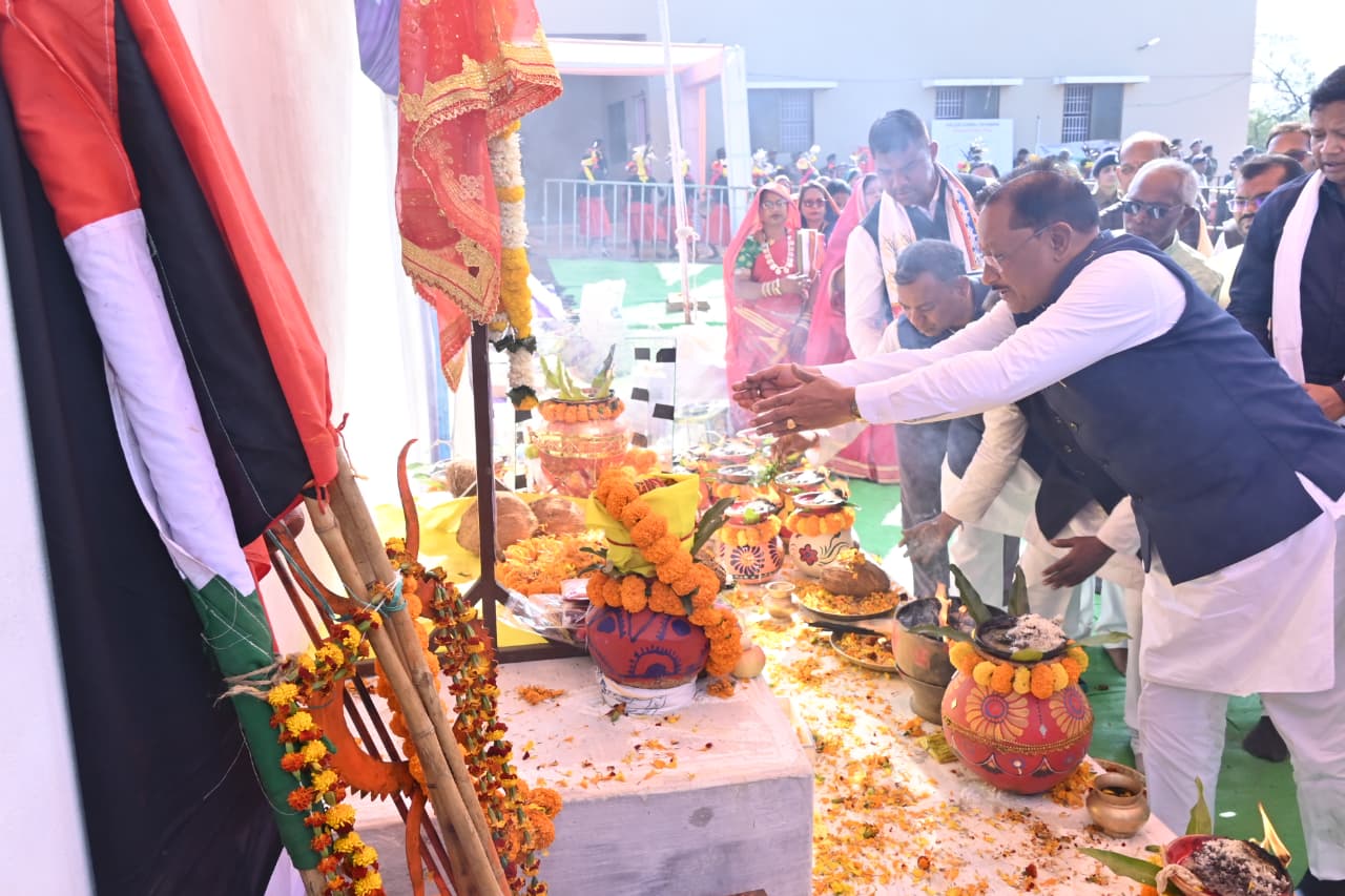 देश के स्वतंत्रता संग्राम में आदिवासी नायकों का योगदान अद्वितीय - मुख्यमंत्री श्री साय,समाज के नवनिर्मित कार्यालय भवन के लोकार्पण सहित कई घोषणाएं