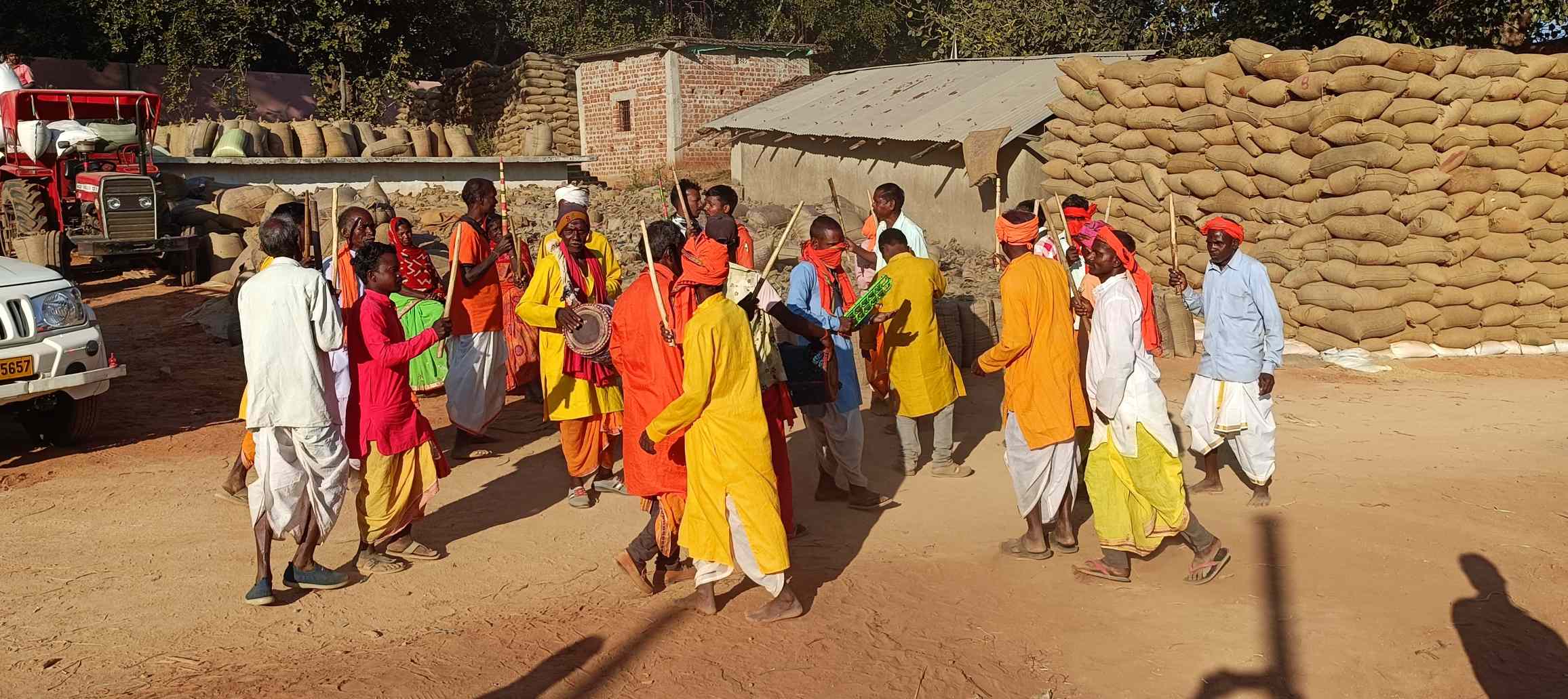 आधुनिक दौर में भी परंपरा की मजबूत पकड़ :जब डांटा (डांडिया) नृत्य बनता है उत्सव और परंपरा बनती है पहचान..... मिट्टी की खुशबू और मांदर की गूंज के साथ ग्रामीण आज भी गांवों की पहचान को रखे है जीवित,