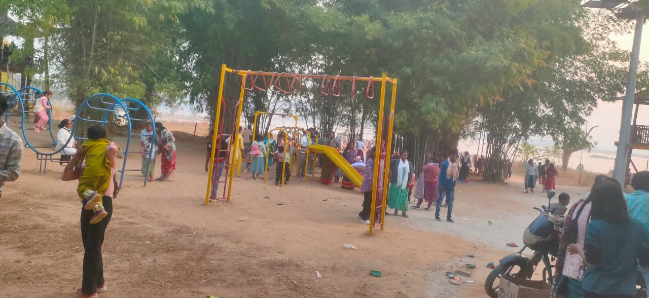 प्राकृतिक छटा और सांस्कृतिक रंगों से सजा नववर्ष का जश्न:बेने डेम, गुल्लू फॉल और मयाली डैम में नववर्ष पर उमड़ी भीड़, परिवार और युवाओं ने वनभोज, संगीत और नृत्य के संग मनाया भव्य जश्न"