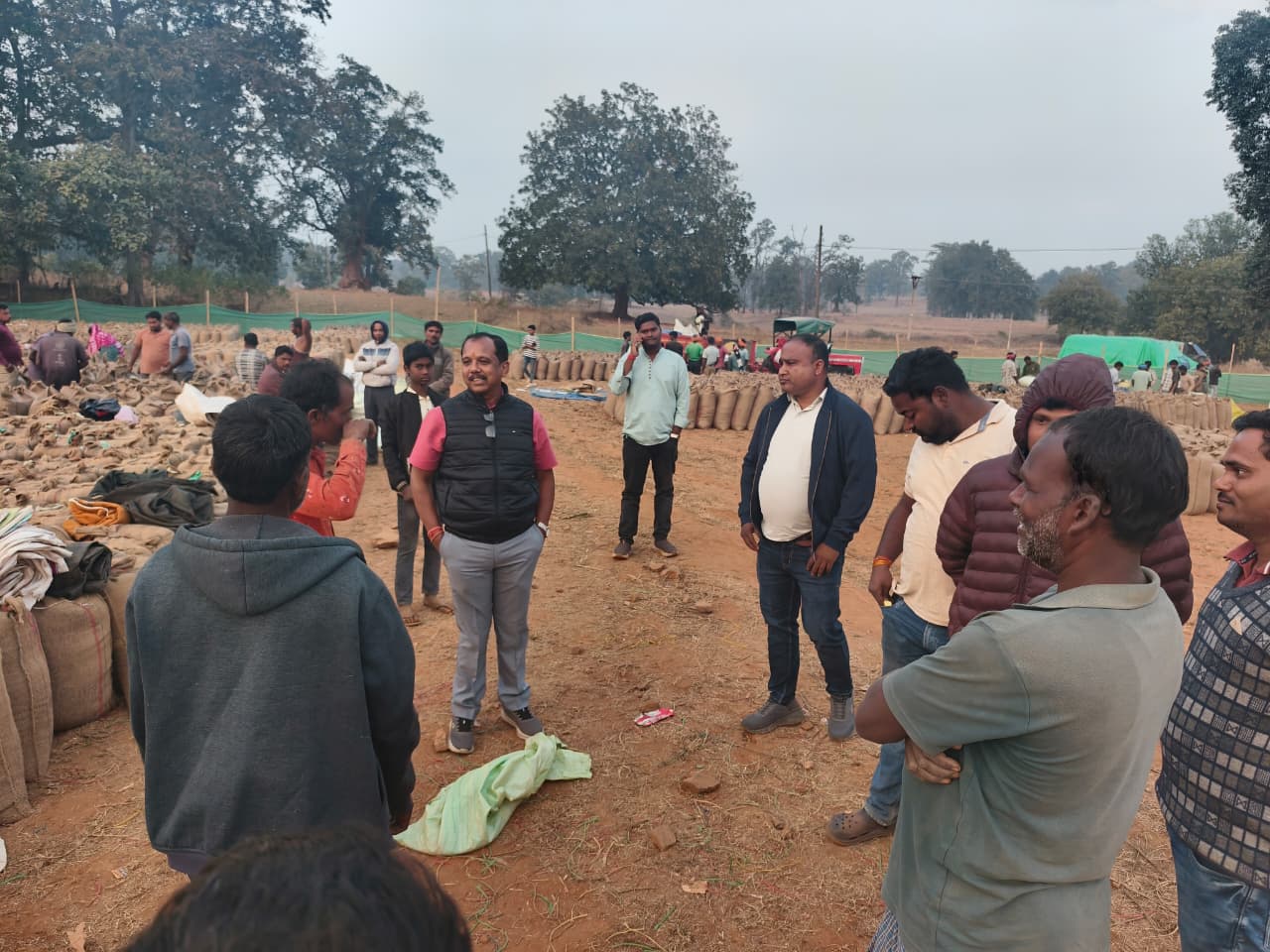 करडेगा धान खरीदी केंद्र में पहुंचे जिला पंचायत अध्यक्ष सालिक साय, किसानों से की सीधी बातचीत