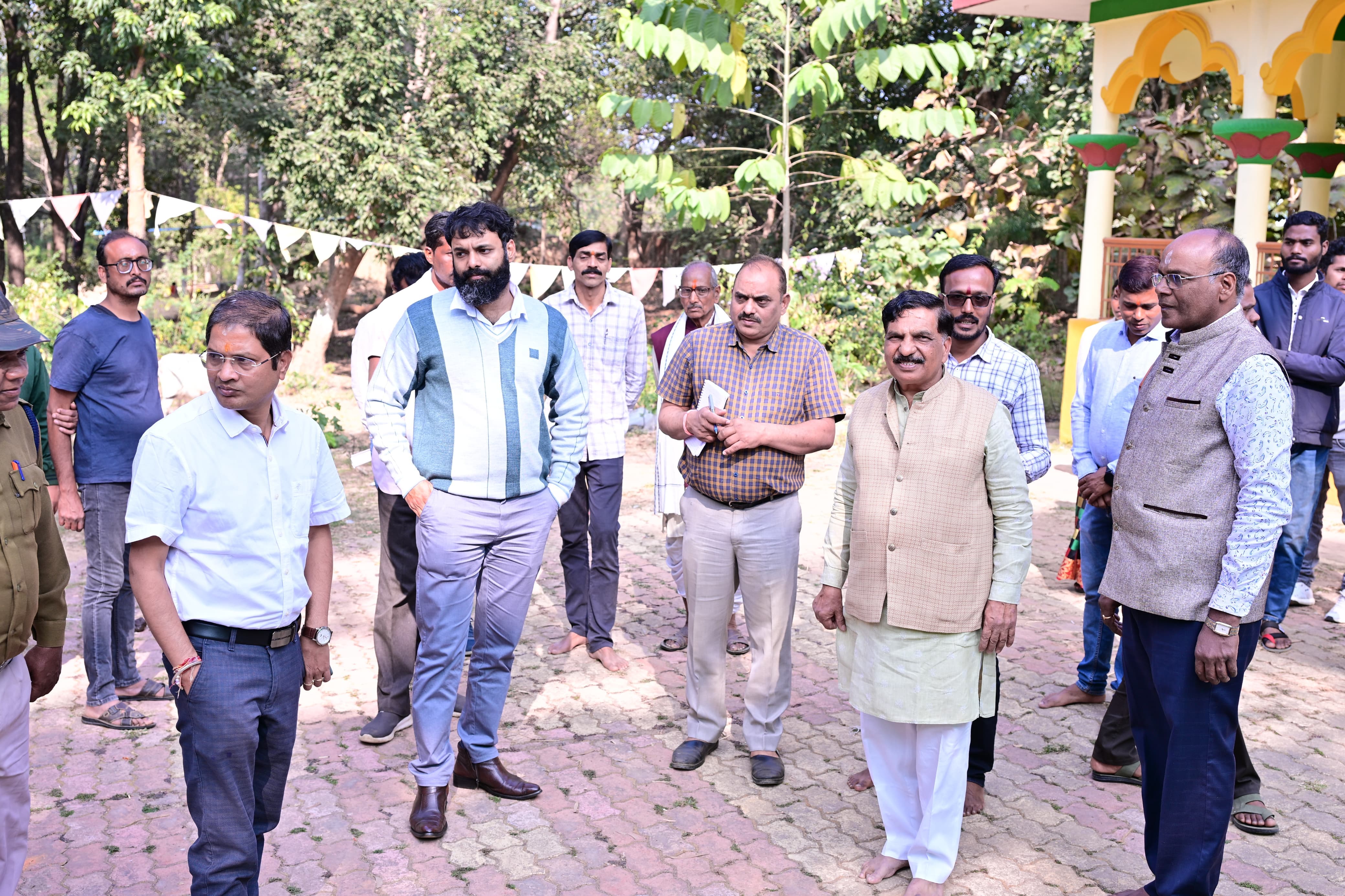 श्रद्धालुओं के लिए बेहतर सुविधा सुनिश्चित करने प्राचीन शिव मन्दिर किलकिलेश्वर धाम में कलेक्टर का औचक दौरा,निरीक्षण कर विकास कार्यों और श्रद्धालुओं की सुविधाओं को दी विशेष प्राथमिकता"