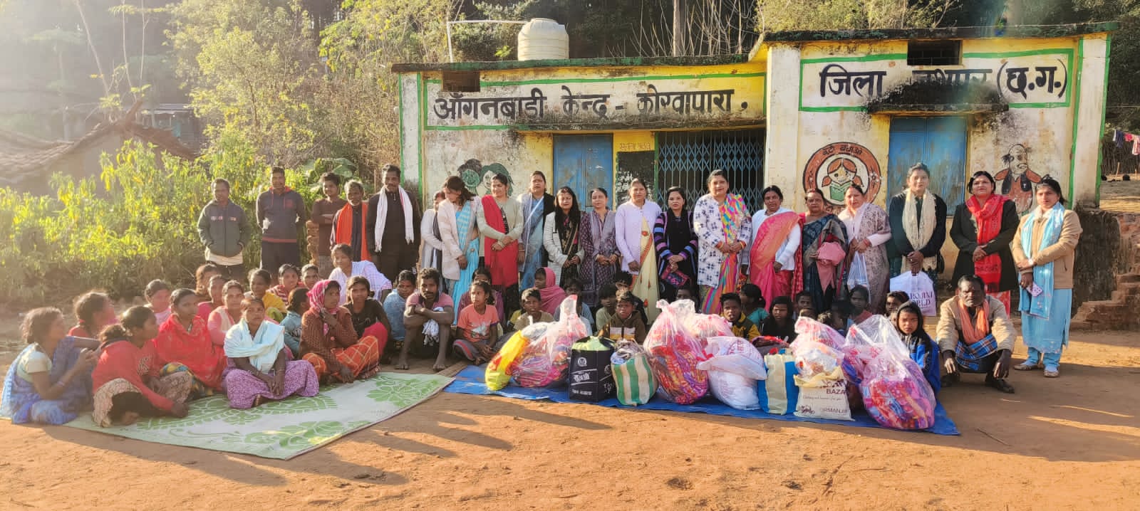 रौनियार महिला शक्ति ने नए साल का जश्न पारंपरिक पिकनिक छोड़कर पहाड़ी कोरवा गांव में गरीबों के बीच मनाया, वितरित किए कंबल, वस्त्र और जरूरत की सामग्री, पीने के पानी की समस्या को दूर करने की उठाई जिम्मेदारी
