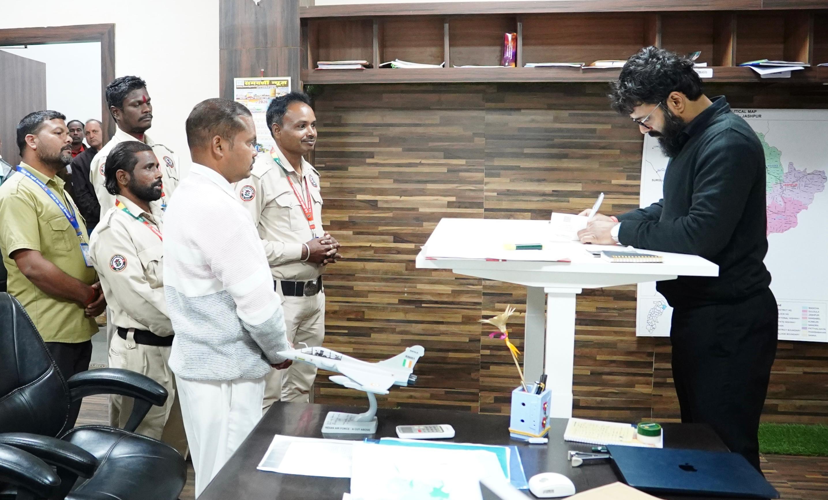 जनदर्शन में आए मामलों का समयबद्ध एवं गुणवत्तापूर्ण निराकरण करें सुनिश्चित : कलेक्टर श्री रोहित व्यास