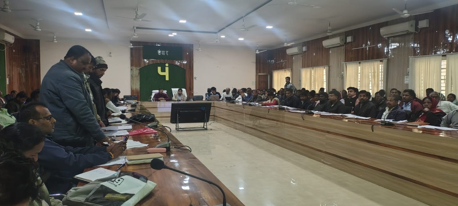 जिला पंचायत सीईओ अभिषेक कुमार ने प्रधानमंत्री आवास योजना के तहत निर्माण कार्यों को शीघ्र पूरा करने के दिए निर्देश&nbsp;