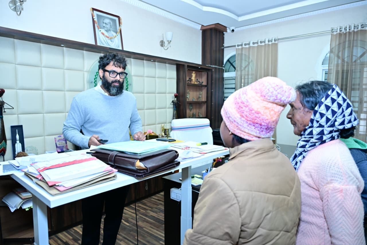 आम जनता से सीधा संवाद: जनदर्शन में कलेक्टर रोहित व्यास ने सुनीं समस्याएँ, अधिकारियों को जवाबदेही के साथ कार्य करने के दिए निर्देश