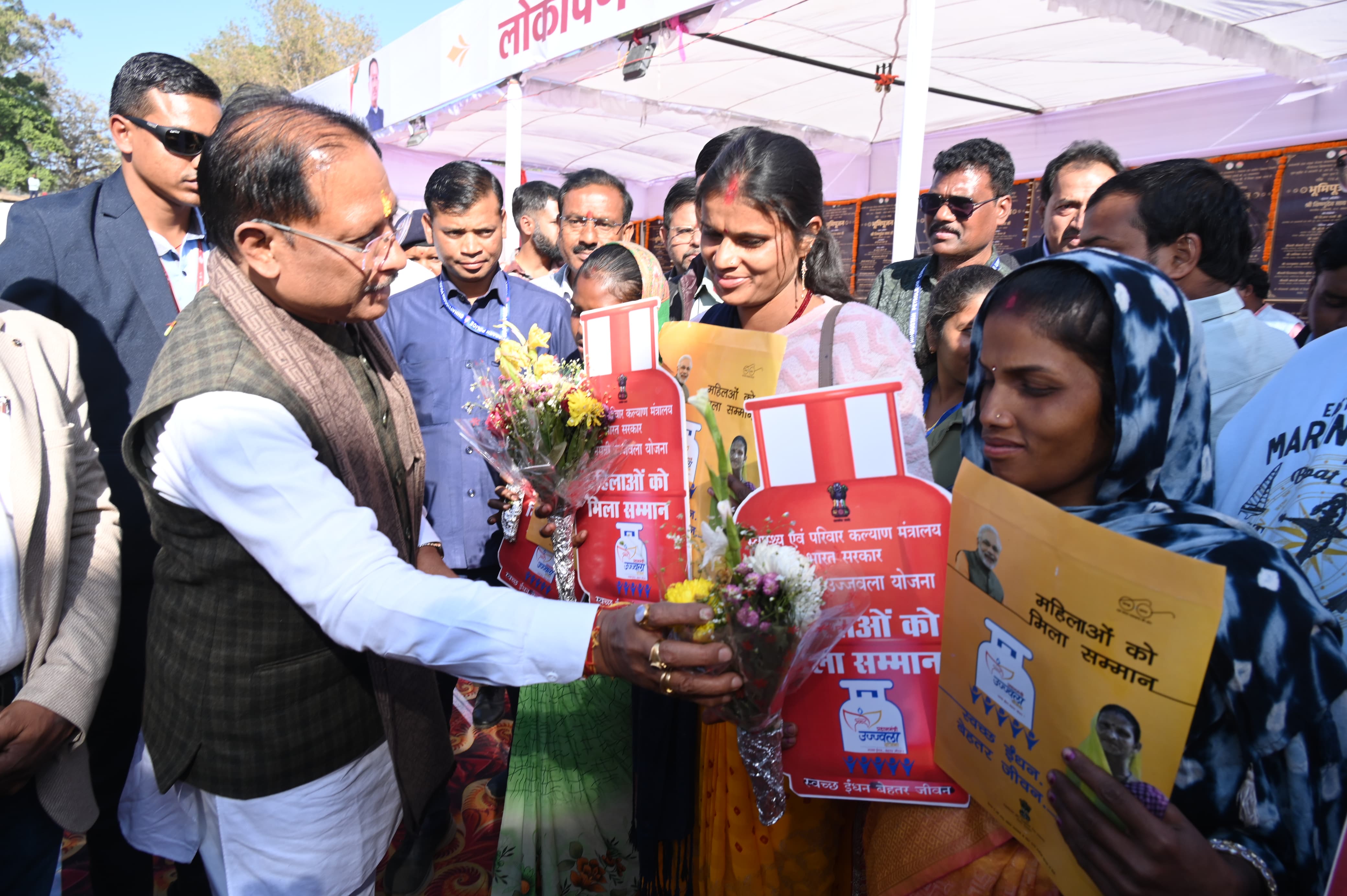 बगीचा में उज्ज्वला महोत्सव, मुख्यमंत्री साय ने 2 हजार महिलाओं को प्रदान किए निशुल्क गैस कनेक्शन, मुद्रा लोन चेक वितरण के साथ पुल, स्कूल कक्ष एवं रेस्ट हाउस उन्नयन की घोषणा