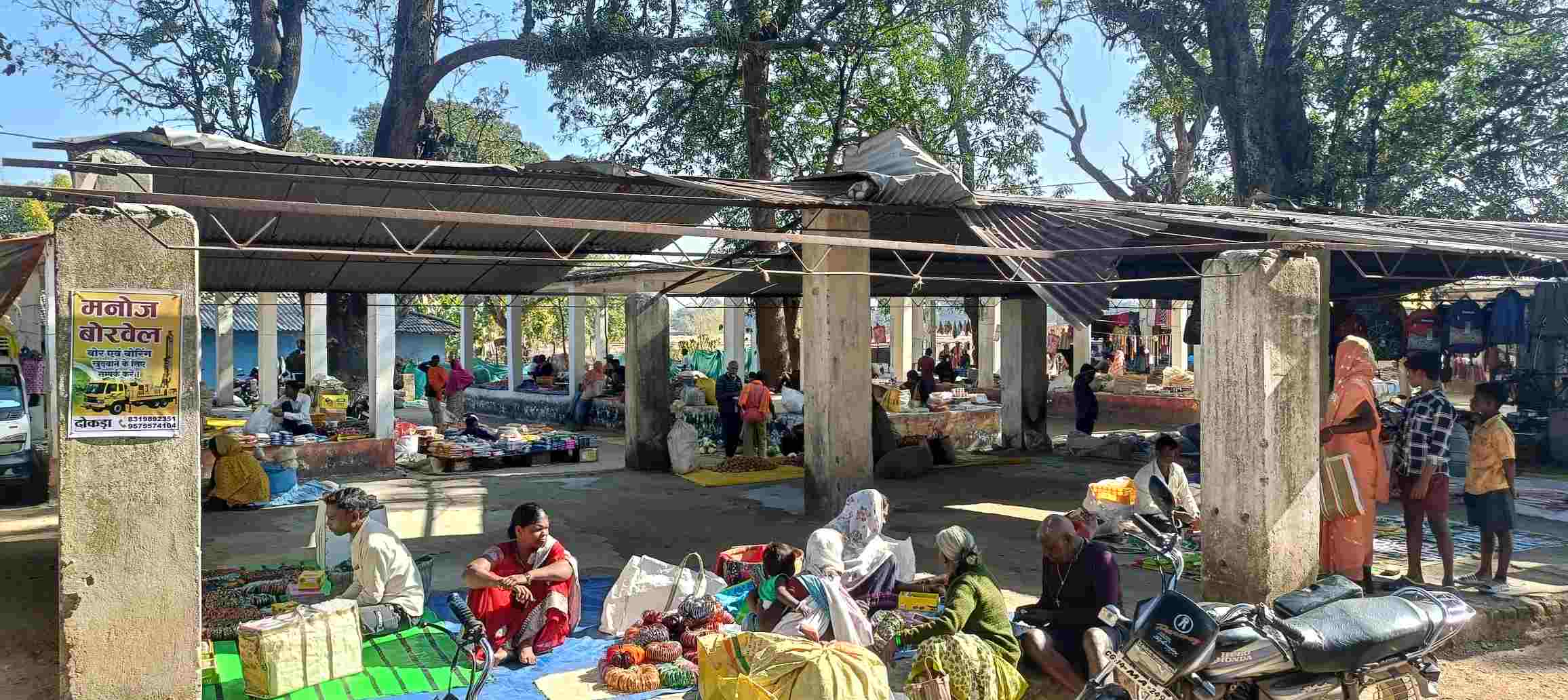 टैक्स वसूली जारी, सुविधाएं गायब &mdash; गोरिया का साप्ताहिक बाजार बना पंचायत की लापरवाही का आईना,टूटे टिनशेड, जर्जर फर्श और बारिश में बहती व्यवस्था, किसान-व्यापारी परेशान