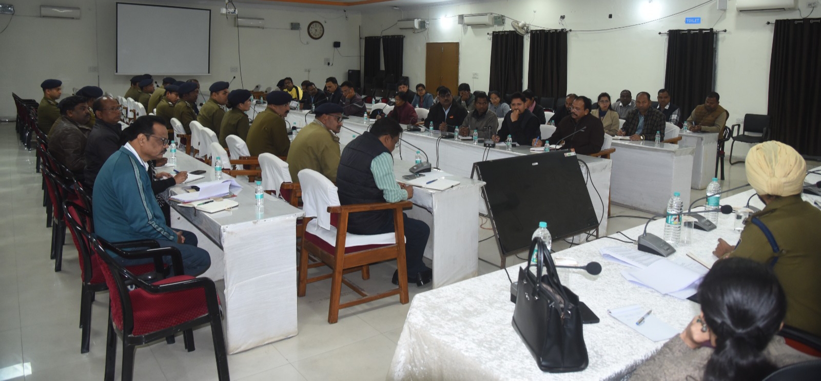 अम्बिकापुर : समीक्षा बैठक में कलेक्टर अजीत वसंत का सख्त संदेश&mdash;शांति एवं कानून व्यवस्था बनाए रखने पेट्रोलिंग, सघन मॉनिटरिंग और मजबूत सूचना तंत्र अनिवार्य, असामाजिक तत्वों पर त्वरित व कठोर कार्रवाई के निर्देश