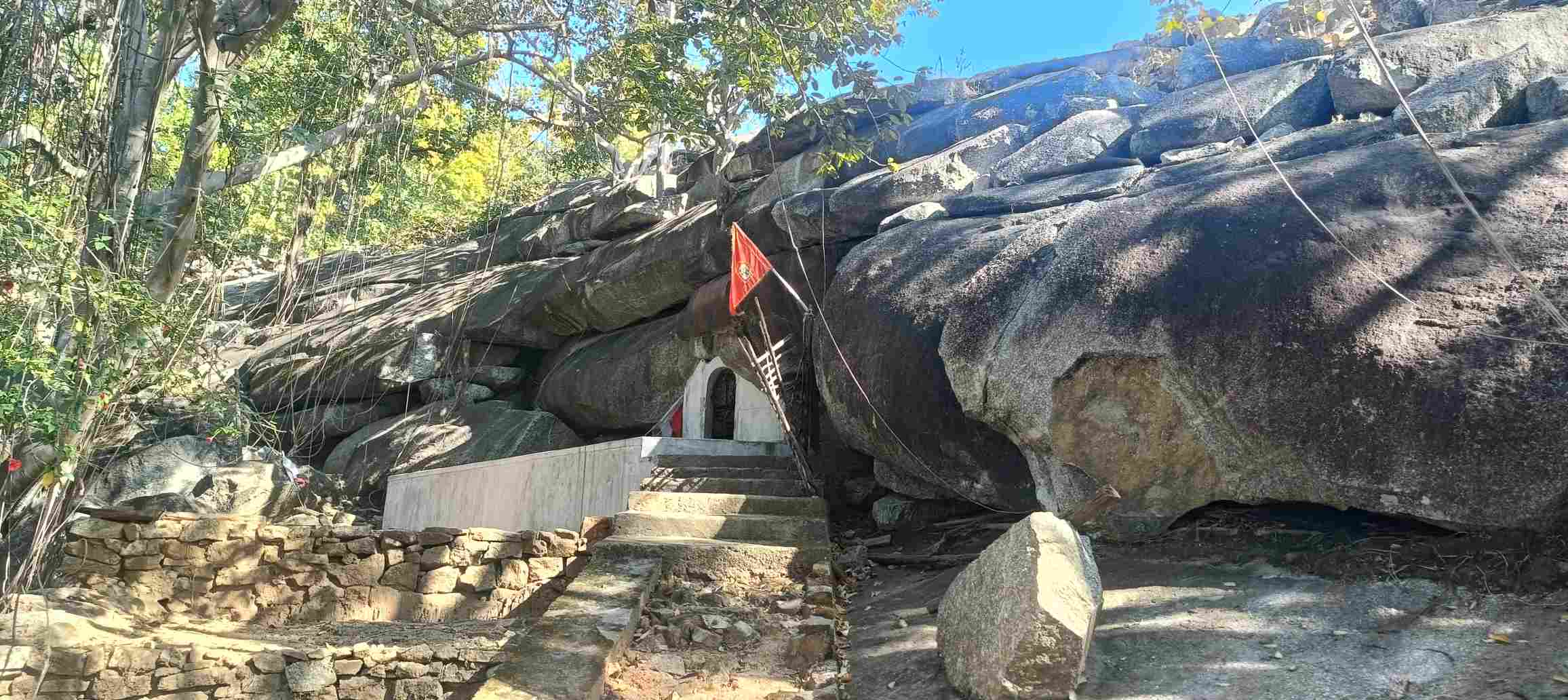 रहस्य,आस्था और इतिहास का संगम : घने जंगलों और पहाड़ियों में छिपा सांवा पहरिया की गुफा,बनी श्रद्धालुओं की आस्था का केन्द्र,जंहा प्रकृति स्वयं करती है देवताओं का स्वागत.....