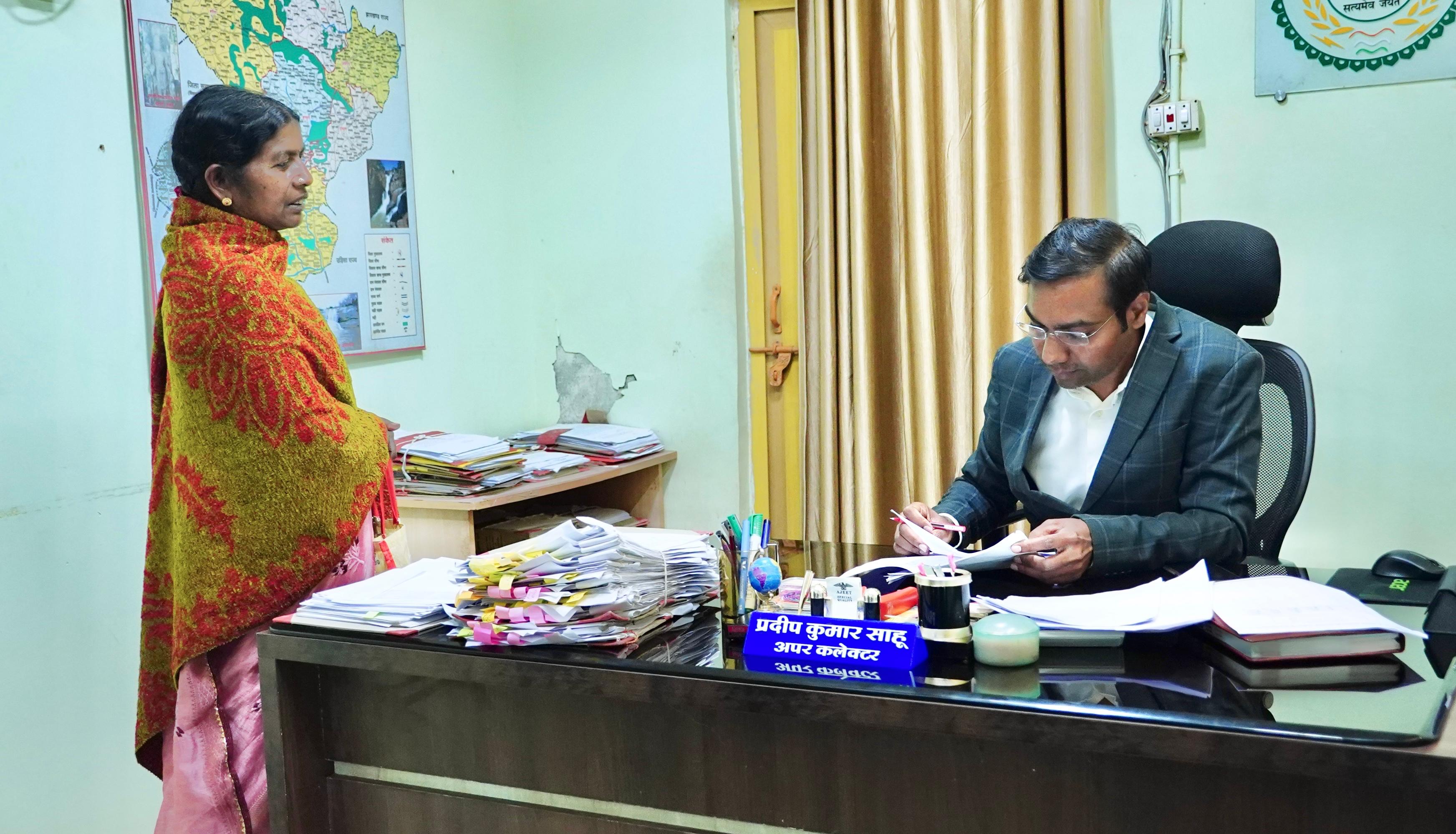 अपर कलेक्टर श्री प्रदीप साहू ने जनदर्शन में सुनी आमजन की समस्याएँ,अधिकारियों को समयबद्ध एवं पारदर्शी निराकरण के दिए निर्देश