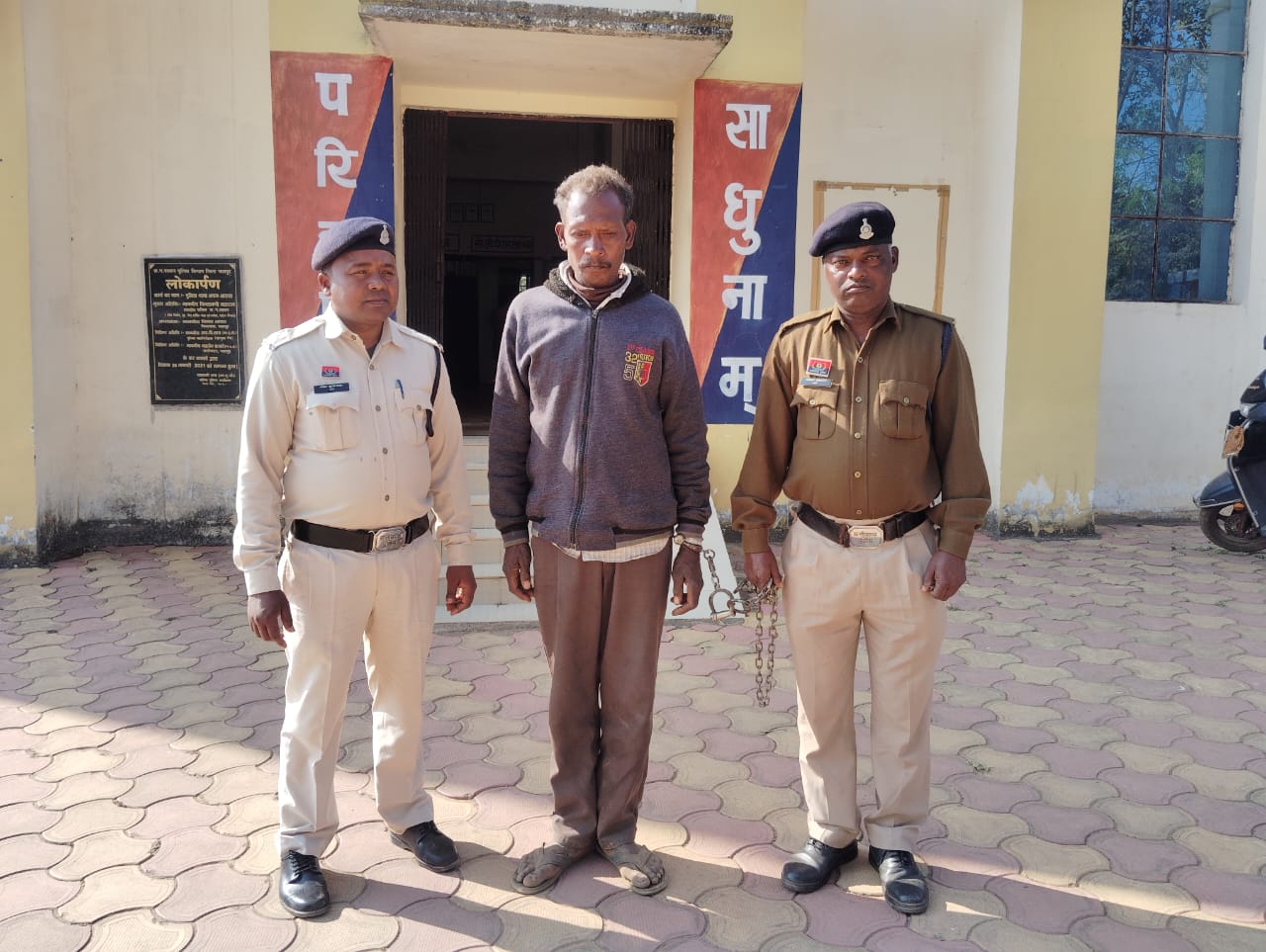 ऑपरेशन शंखनाद का असर: जशपुर पुलिस ने गौ तस्करी की बड़ी साजिश नाकाम की,जंगल के रास्ते पैदल झारखंड ले जाए जा रहे थे,ग्रामीणों की सतर्कता से 04 गौ वंश सुरक्षित,