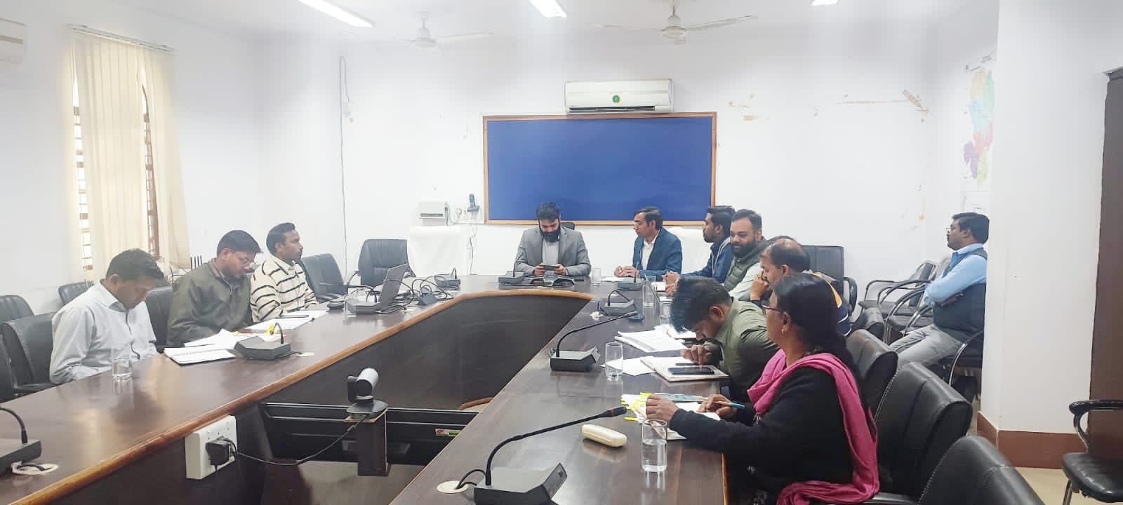 कलेक्टर श्री रोहित व्यास ने राजस्व विभाग की समीक्षा बैठक ली,राजस्व प्रकरणों का शत-प्रतिशत निराकरण समयसीमा में सुनिश्चित करने के दिए निर्देश