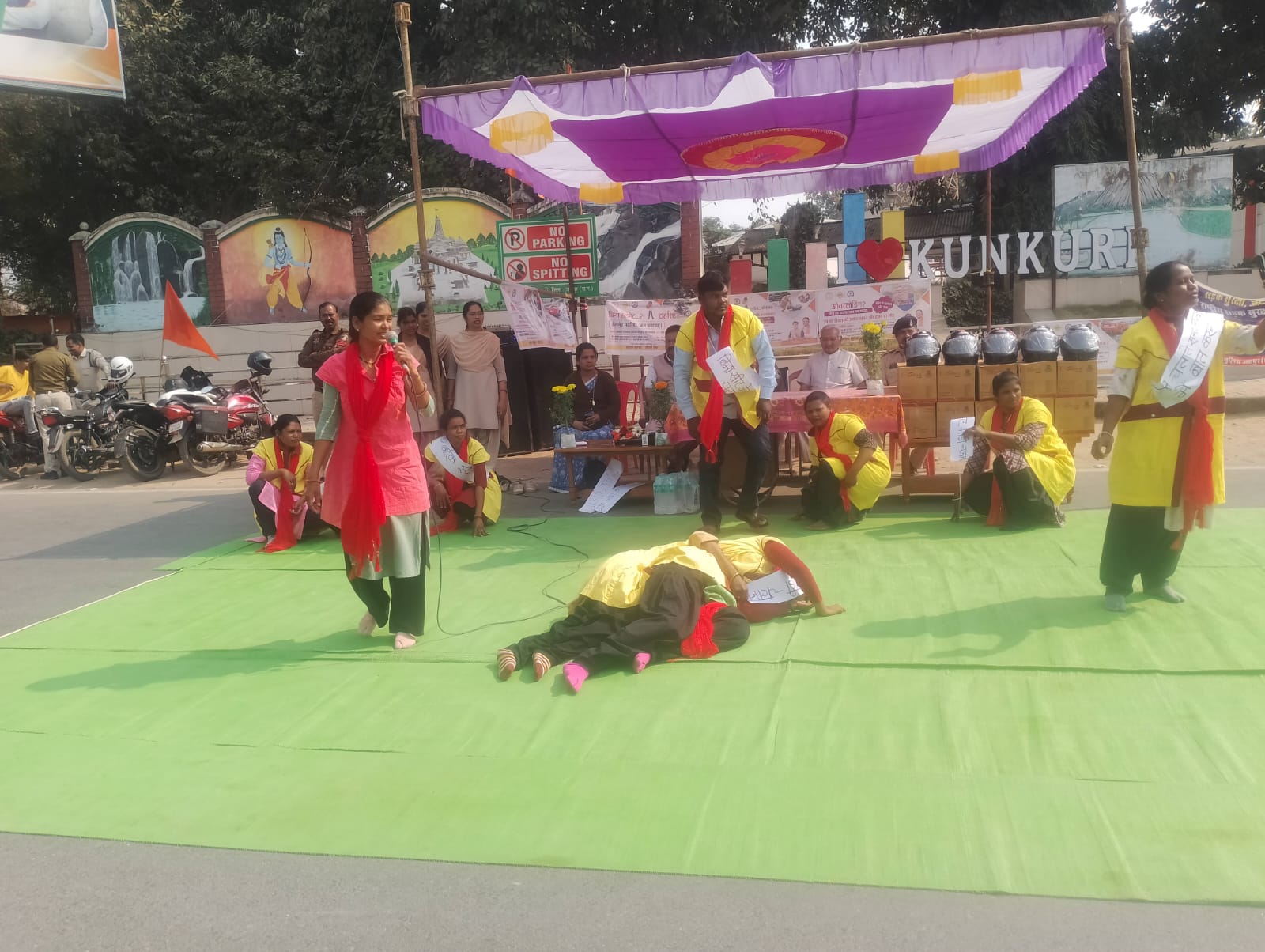 सड़क दुर्घटनाओं पर लगाम कसने जशपुर पुलिस का बड़ा प्रयास&mdash;हेलमेट पहने, सुरक्षित रहें&rdquo; के नारे के साथ जय स्तंभ चौक पर नुक्कड़ नाटक से लेकर हेलमेट बाइक रैली तक चला जागरूकता अभियान