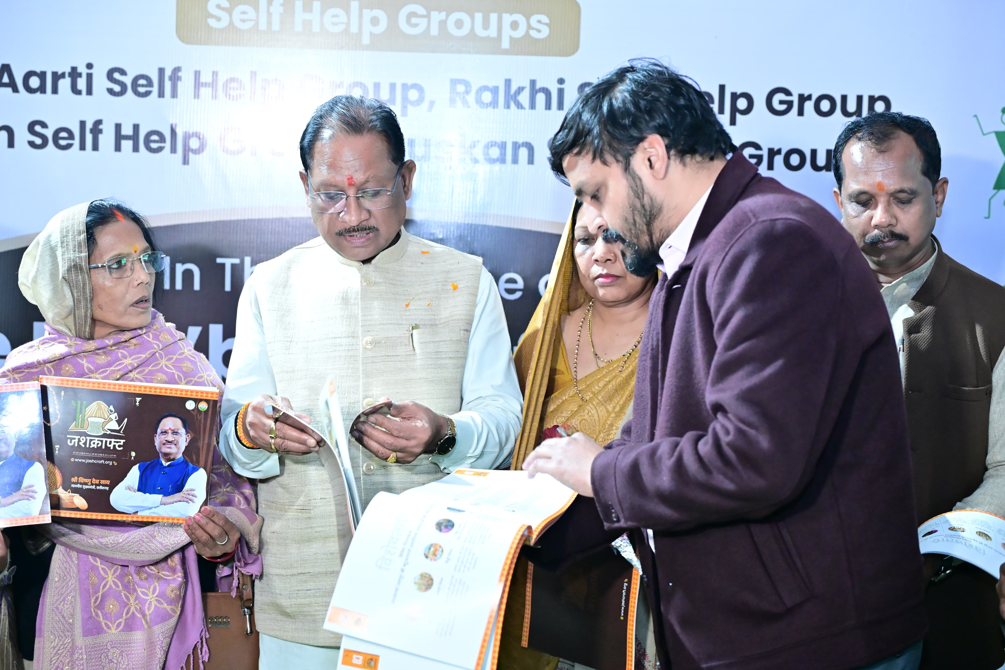 जशपुर की जनजातीय कला पहुँचेगी देश-दुनिया तक : मुख्यमंत्री श्री विष्णु देव साय की मौजूदगी में रेयर प्लेनेट से ऐतिहासिक एमओयू, अब जशपुर की आदिवासी महिलाओं के हस्तशिल्प देश के प्रमुख एयरपोर्ट्स पर बिकेंगे