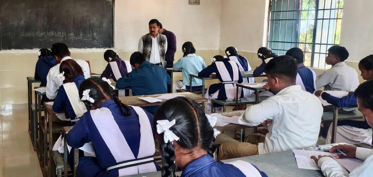 बोर्ड परीक्षा की तैयारी को लेकर शिक्षा विभाग सख्त, जिला शिक्षा अधिकारी ने प्री बोर्ड परीक्षा केंद्रों का किया औचक निरीक्षण