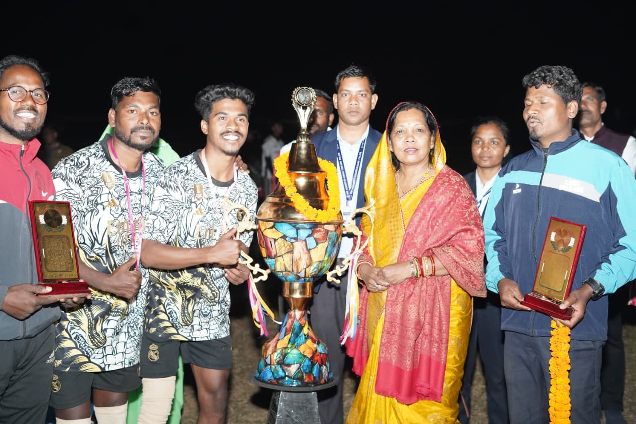 अंतिम सीटी तक सांसें थामे रहे दर्शक-पेनल्टी शूटआउट में फरसाबहार ने रचा इतिहास- स्वामी विवेकानंद स्मृति फुटबॉल प्रतियोगिता की ट्रॉफी पर किया कब्जा