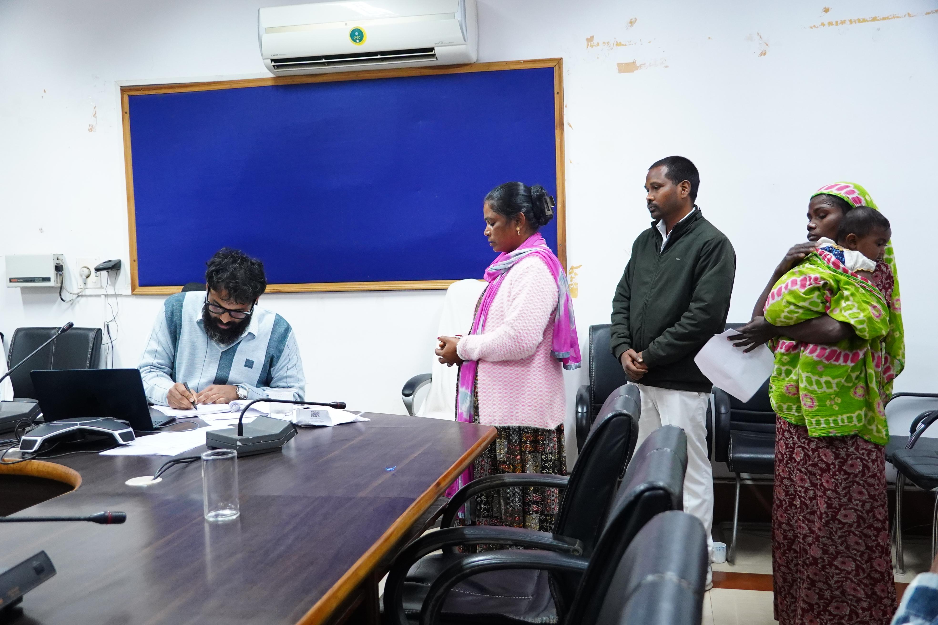 कलेक्टर श्री रोहित व्यास ने जनदर्शन में सुनी आमजन की समस्याएँ,अधिकारियों को समयबद्ध एवं पारदर्शी निराकरण के दिए निर्देश