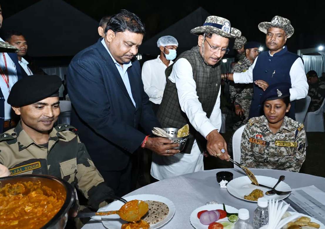 नारायणपुर प्रवास के दौरान मुख्यमंत्री साय ने सुरक्षा बलों से की मुलाकात, जवानों संग रात्रि भोज कर बढ़ाया हौसला