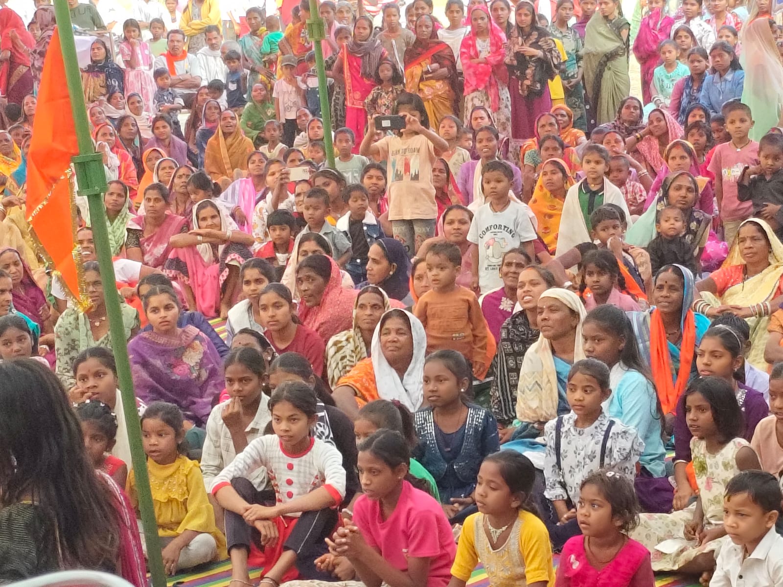 बम्हनी के हाई स्कूल मैदान में आयोजित भव्य हिंदू सम्मेलन में हुआ रामायण मानस गायन, सांस्कृतिक प्रस्तुतियां और राष्ट्रीय स्वयंसेवक संघ के प्रमुखों के उद्बोधन, आमजन ने मिलकर लिया धर्म व देश की रक्षा का संकल्प