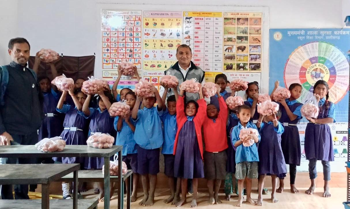 विद्यालय की पोषण वाटिका बनी बच्चों की खुशियों और सीख का स्रोत,पोषण वाटिका से उत्पादित आलू घर ले जाने मिले तो बच्चों के चेहरे खिल उठे