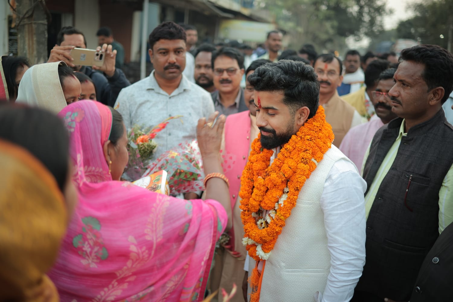 कुनकुरी में भाजपा युवा मोर्चा के नवनियुक्त जिला अध्यक्ष राजकुमार विजय आदित्य सिंह जूदेव एवं महामंत्री विकास राजा सोनी का प्रथम आगमन पर ग्रामीण मंडल ने किया भव्य स्वागत