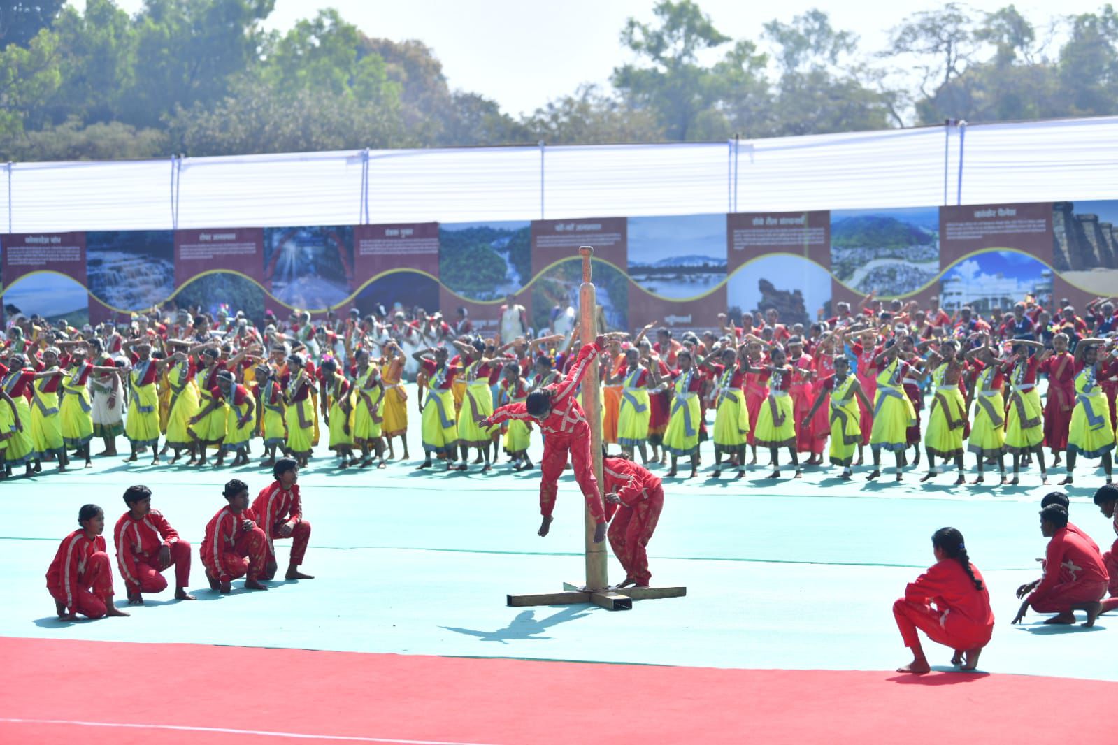 स्कूली बच्चों की प्रस्तुति से प्रभावित हुए केंद्रीय गृह मंत्री श्री शाह , ताली बजाकर बढ़ाया उत्साह -&nbsp;ऐसा जादू है मेरे बस्तर में&rsquo; गीत पर बच्चों की प्रस्तुति ने बांधा समा