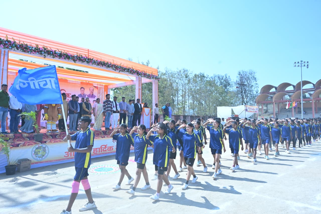 सरगुजा ओलंपिक का जिला स्तरीय महाकुंभ शुरू: &ldquo;खेल ध्वज फहराते ही गूंजा स्टेडियम, जनप्रतिनिधियों की मौजूदगी में प्रतिभाओं का महाकुंभ शुरू, आज जूनियर तो कल सीनियर वर्ग में दिखेगा जोश और जुनून