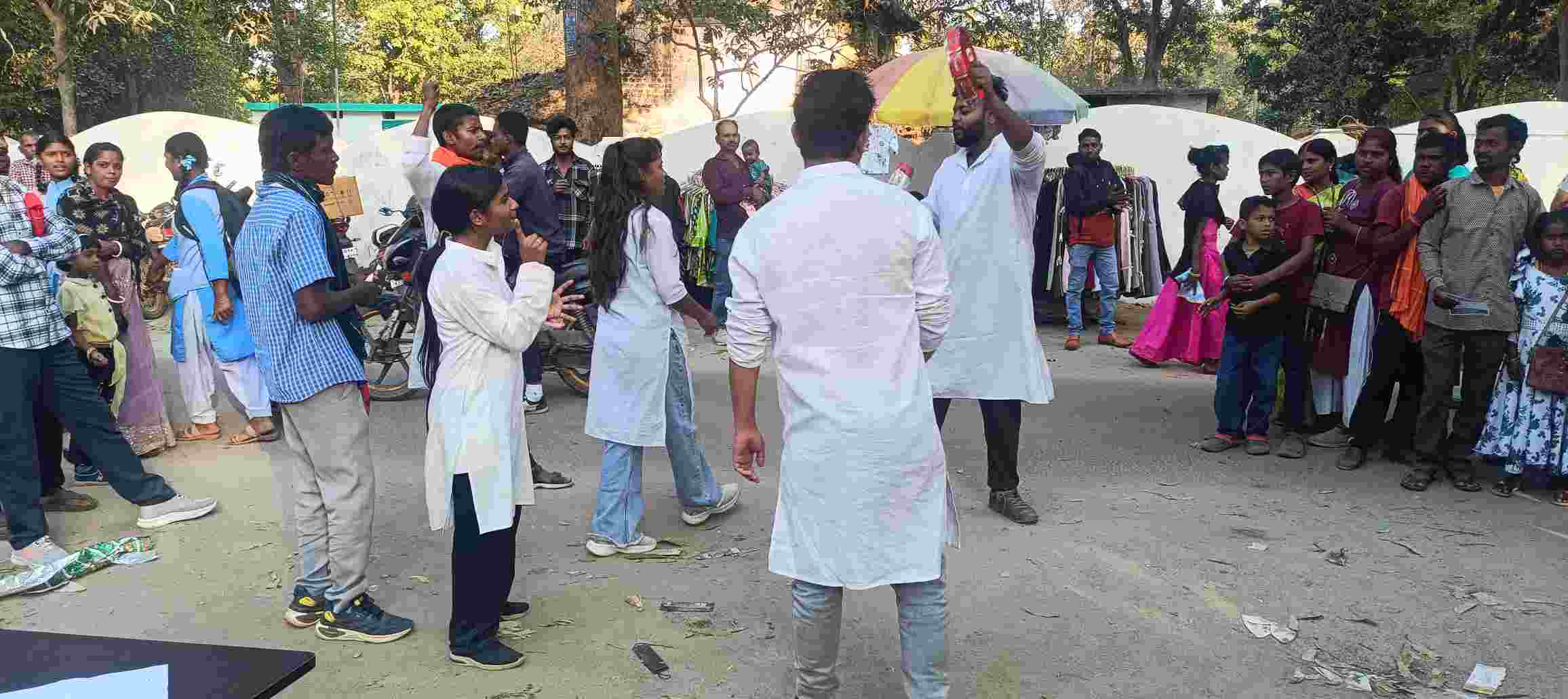 स्मार्ट मीटर को लेकर ग्रामीणों में फैली आशंकाओं और अफवाहों को दूर करने बिजली विभाग की जमीनी पहल, नारायणपुर बाजार में नुक्कड़ नाटक कर बताया&mdash;जितनी खपत उतना ही बिल, अब नहीं होगी गलत रीडिंग की परेशानी