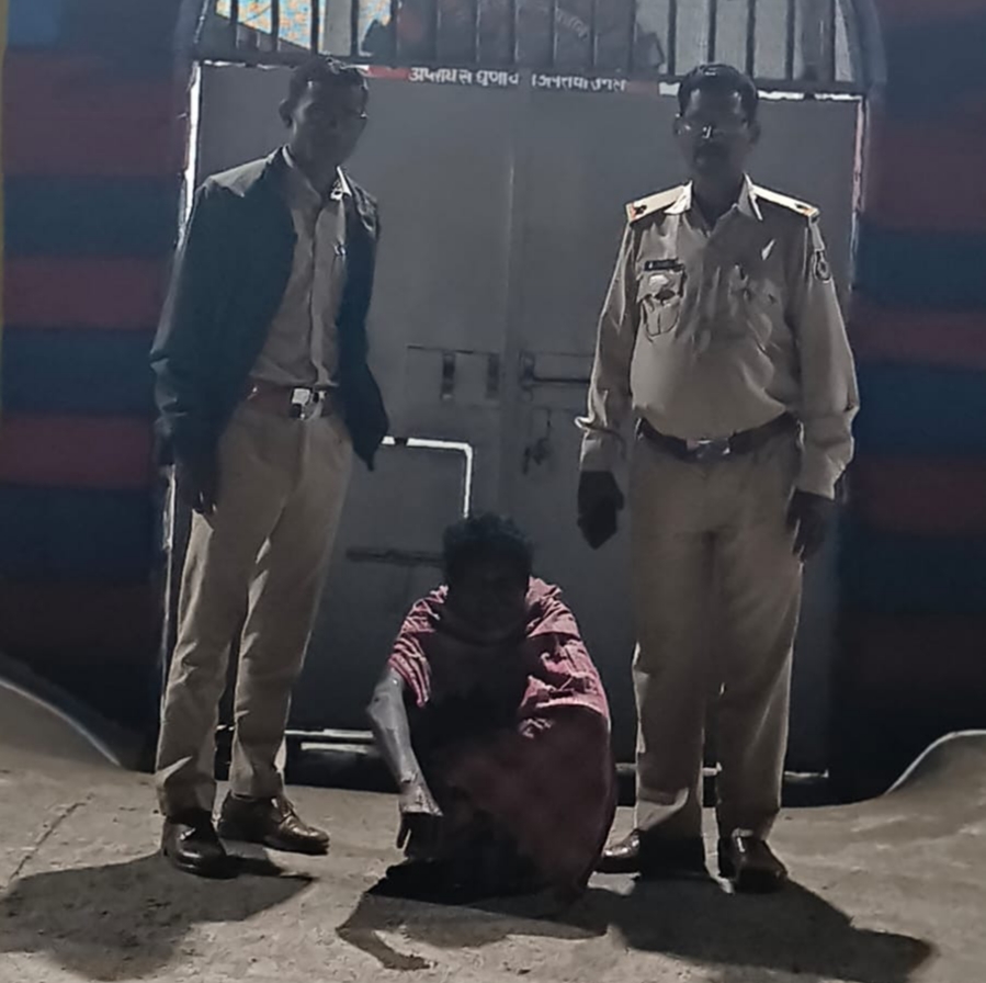 वन अपराधियों के मंसूबों पर फिरा पानी &mdash; आरक्षित वन में अवैध कटाई और तस्करी की तैयारी का भंडाफोड़, जेसीबी जब्त, तीन आरोपी गिरफ्तार, न्यायालय ने भेजा न्यायिक हिरासत में