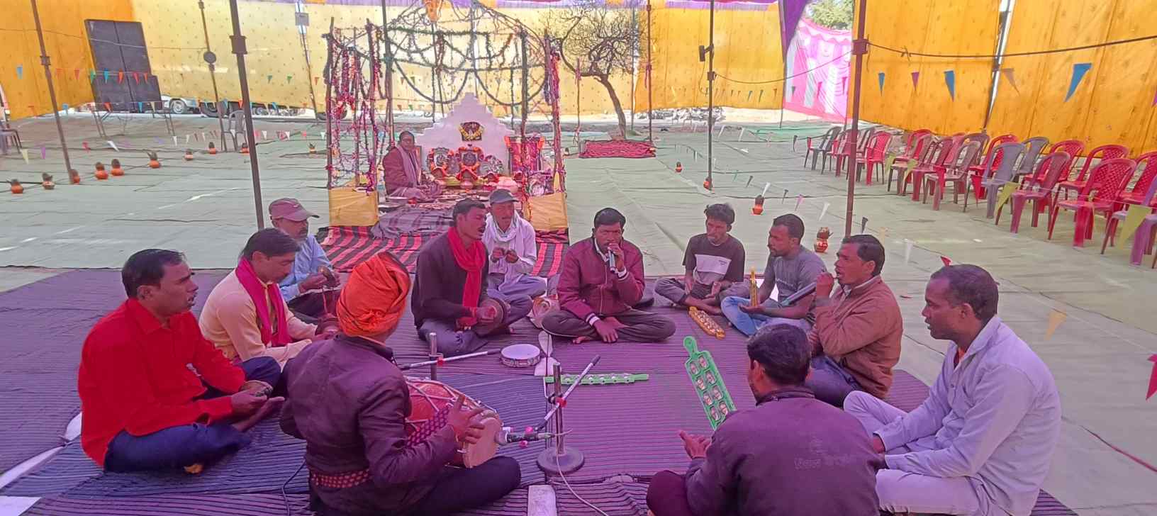 महाशिवरात्रि के पावन पर्व पर नारायणपुर का रामेश्वर शिव मंदिर बना आस्था का केंद्र, वैदिक मंत्रोच्चारण के बीच 24 घंटे के अखण्ड &lsquo;हरे राम&ndash;हरे कृष्ण&rsquo; महामंत्र कीर्तन का भव्य शुभारंभ,भक्तिमय वातावरण में डूबा पूरा गांव