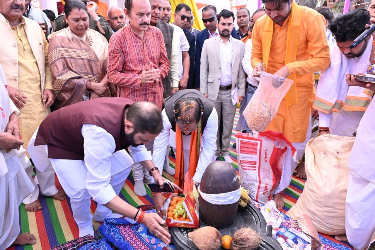 ???? महाशिवरात्रि से पूर्व दुलदुला के सिरीमकेला में गूंजा हर-हर महादेव का जयघोष : मुख्यमंत्री विष्णु देव साय ने नीलकंठेश्वर महादेव मंदिर प्राण प्रतिष्ठा में हुए शामिल ,सामुदायिक भवन निर्माण की ऐतिहासिक घोषणा, सनातन परंपरा के संरक्षण व धार्मिक पर्यटन को बढ़ावा देने का दोहराया संकल्प