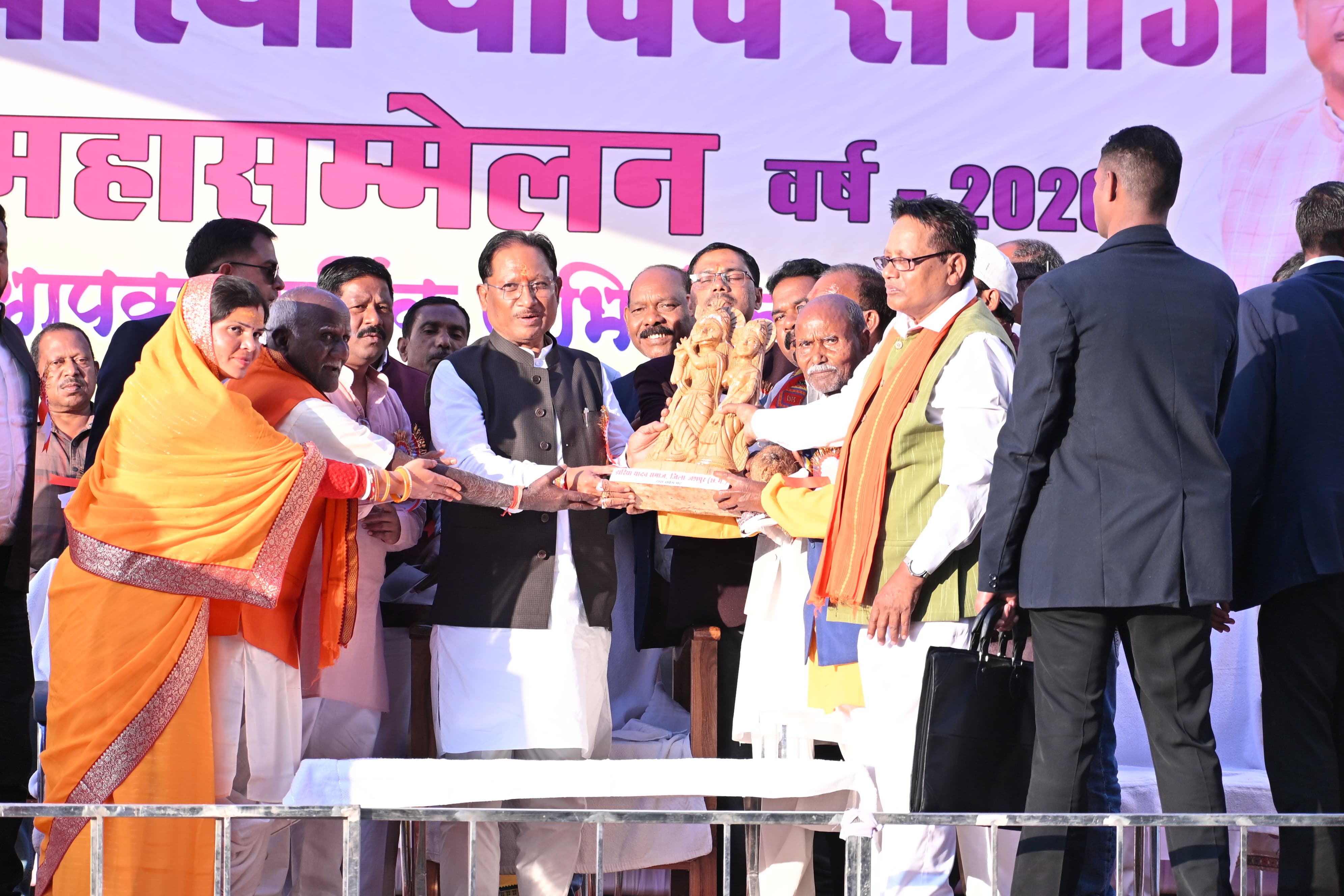 मजबूत समाज के निर्माण से ही समृद्ध और सशक्त राष्ट्र का निर्माण संभव: मुख्यमंत्री श्री विष्णुदेव साय - झरिया यादव महासम्मेलन में बतौर मुख्य अतिथि शामिल हुए मुख्यमंत्री