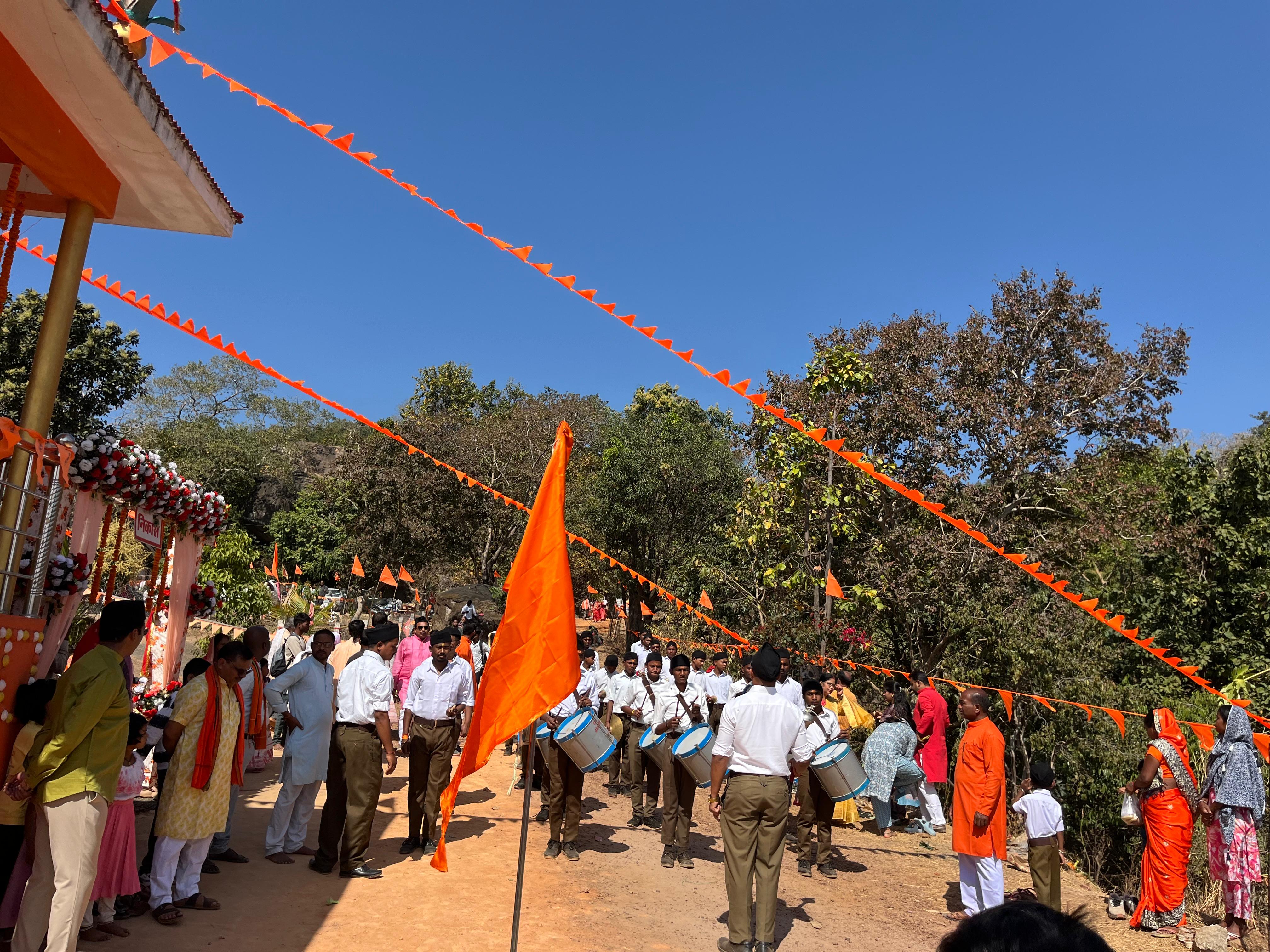 महाशिवरात्रि के पावन अवसर पर लोरो के प्राचीन शिव मंदिर में संघ का भव्य घोष वादन &mdash; शंख, आनक और प्रणव की दिव्य ध्वनि से गुंजायमान हुआ पूरा क्षेत्र, श्रद्धालुओं ने अनुभव की अद्भुत आध्यात्मिक ऊर्जा