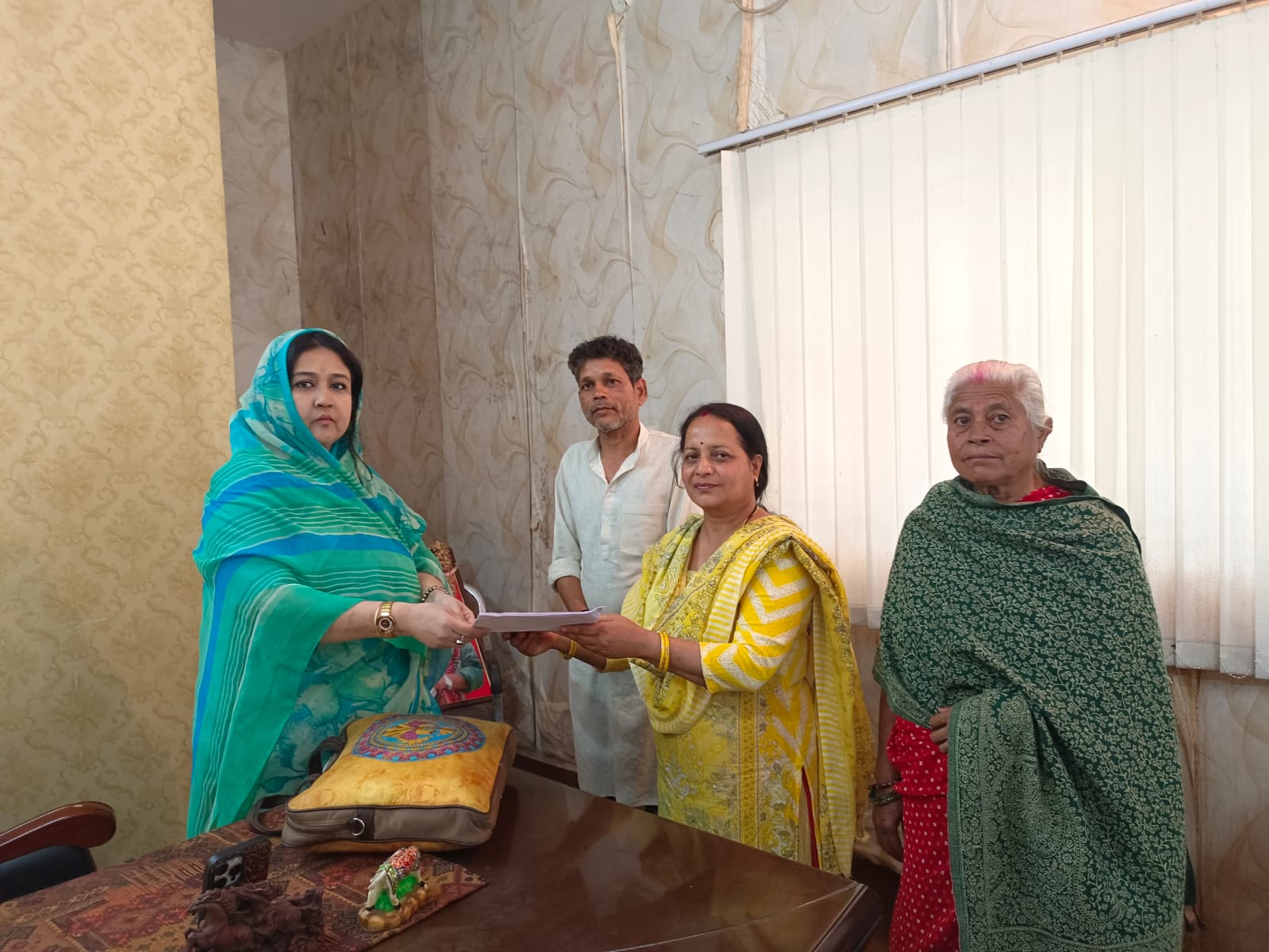 शहर के कई वार्डों में आंगनबाड़ी केंद्र जर्जर भवनों में संचालित, कहीं भवन ही नहीं &mdash; छोटे बच्चों और कार्यकर्ताओं को हो रही भारी परेशानी, स्थानीय जनप्रतिनिधियों ने राज्य महिला आयोग की सदस्य प्रियवंदा सिंह जूदेव को सौंपा ज्ञापन और की त्वरित कार्रवाई की मांग