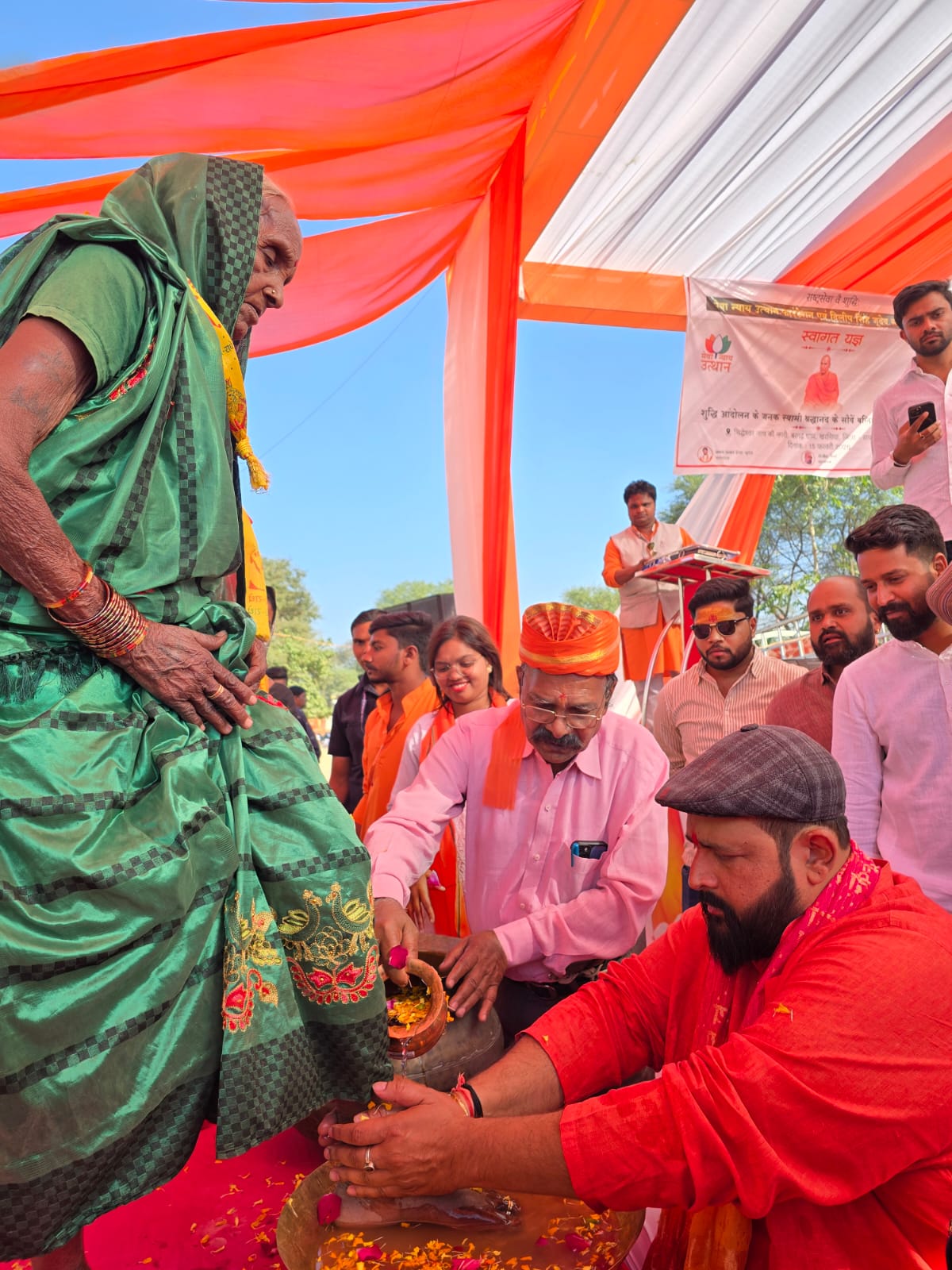 महाशिवरात्रि पर बरगढ़ धाम में 272 लोगों ने सनातन धर्म में लौटकर अपने पूर्वजों की विरासत से पुनः जोड़ा नाता - प्रबल प्रताप सिंह जूदेव ने चरण पखारकर कराया सनातन धर्म में पुनः स्वागत