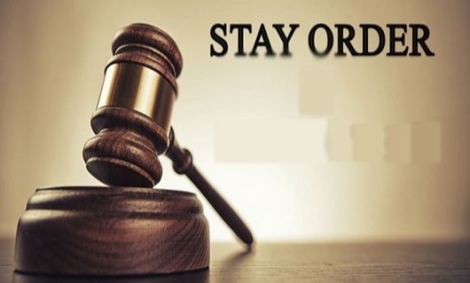 अधिवक्ता कक्ष में हुए खूनी विवाद के बाद वकीलों पर दर्ज हुई एफआईआर पर हाईकोर्ट का बड़ा हस्तक्षेप &mdash; प्रथम दृष्टया बचाव में दर्ज मामला मानते हुए पूरी कार्रवाई पर लगाया स्टे