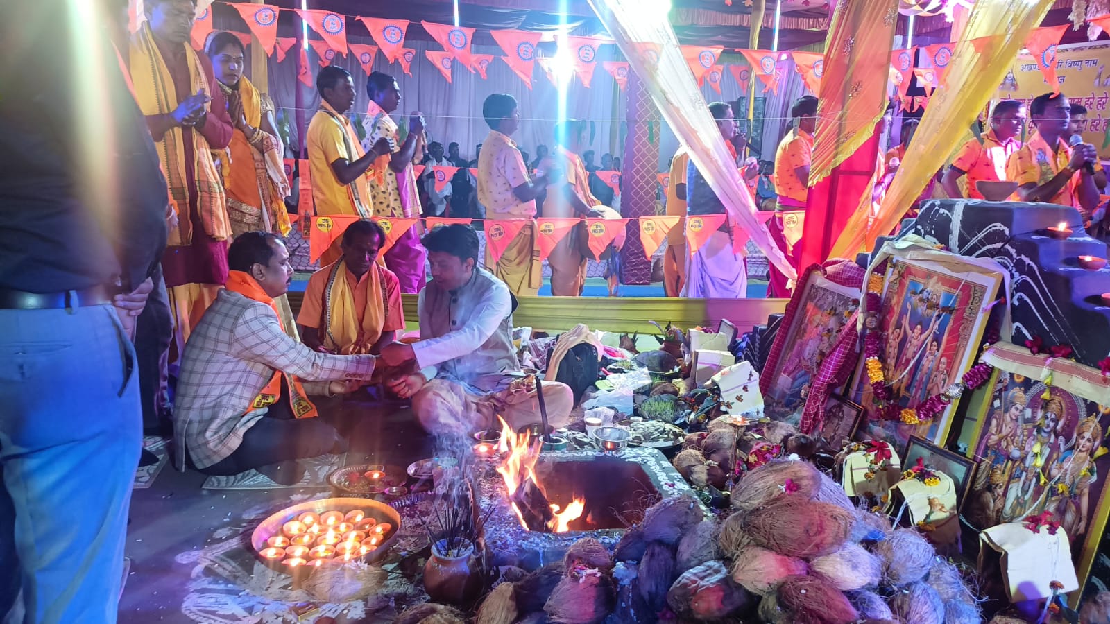 महाकुल समाज की पहल से कुड़ेकेला में तीन दिवसीय अखंड विष्णु नाम अष्टप्रहरी यज्ञ का भव्य आयोजन, जिला पंचायत अध्यक्ष सालिक साय ने ग्रामवासियों की सुख-समृद्धि की कामना करते हुए धार्मिक परंपराओं को बताया समाज की शक्ति का आधार