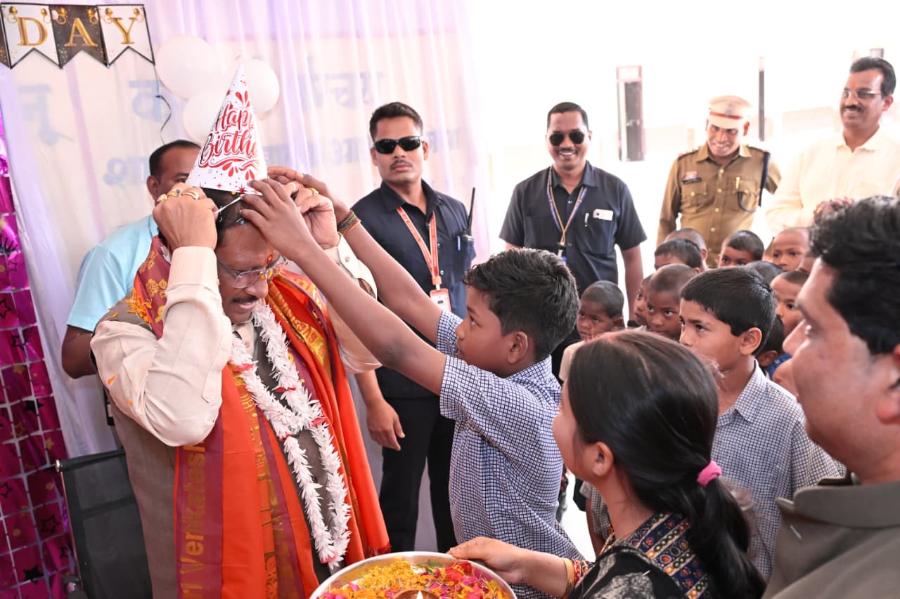 मुख्यमंत्री श्री विष्णुदेव साय ने बालक आश्रम बगिया में बच्चों के बीच मनाया अपना 62वाँ जन्मदिवस,बच्चों के लिए यादगार बना मुख्यमंत्री का जन्मदिन, बच्चों को केक और चॉकलेट वितरित कर दी शुभकामनाएँ